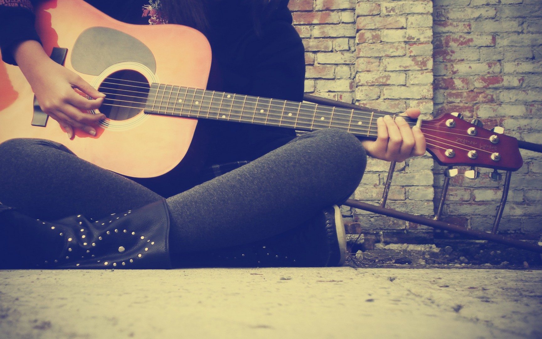 Девочка с гитарой без лица