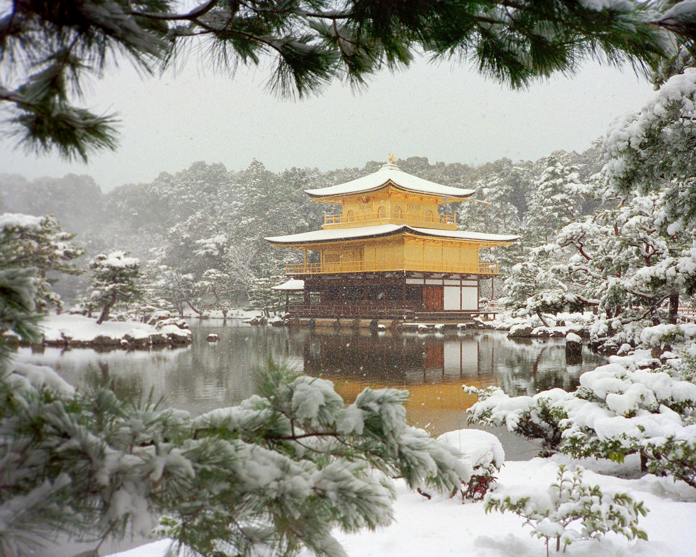 Золотой храм и пагода Япония