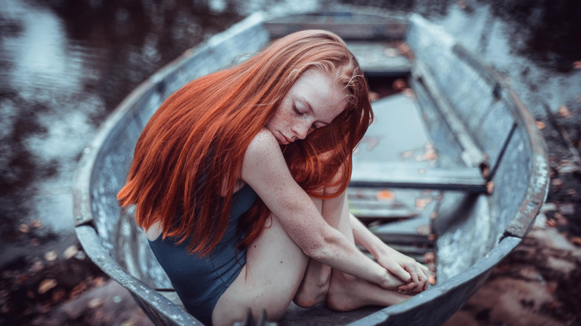 Фото рыжей девушки на реке