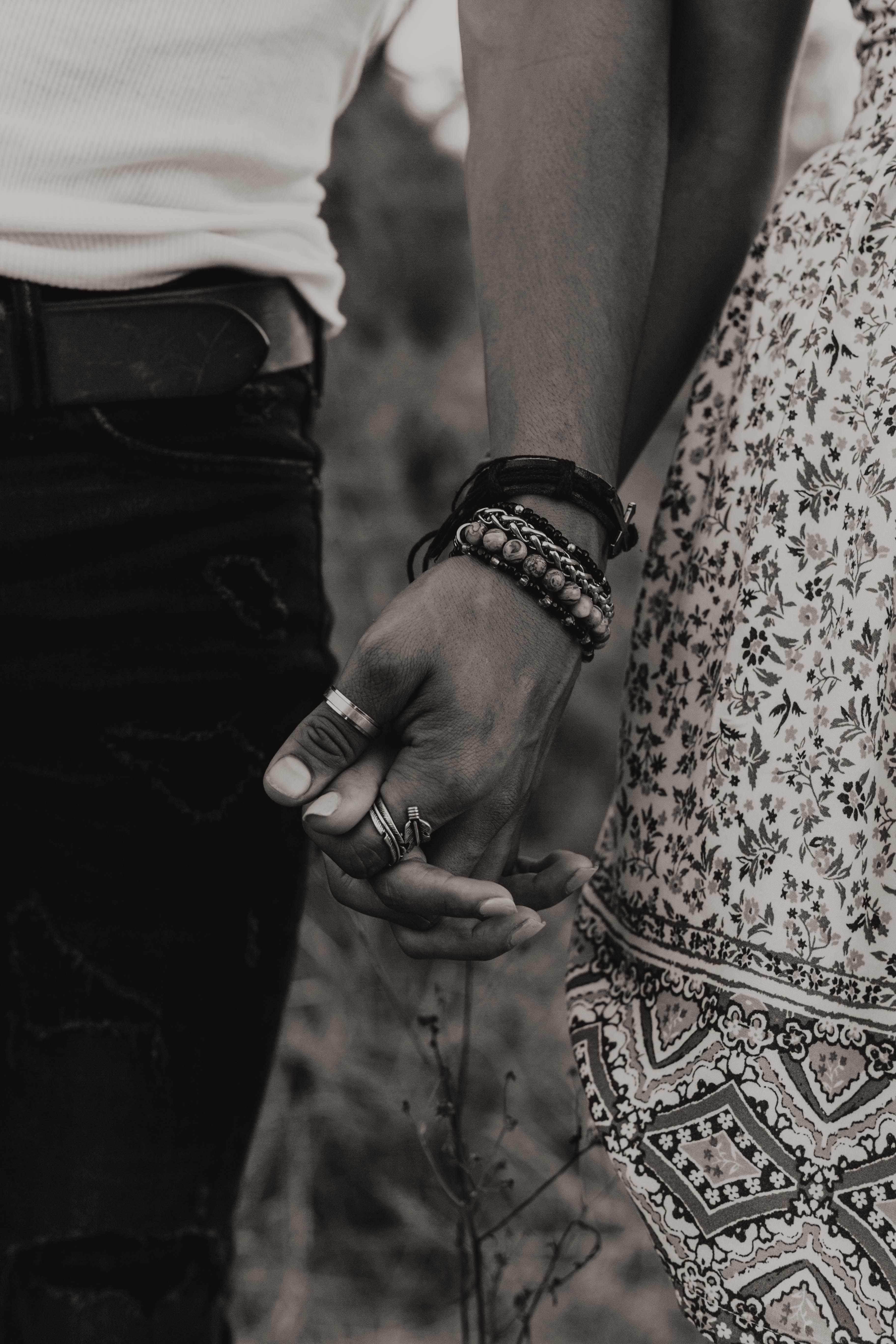 Крепко держит предложение. Руки мужчины и женщины. Руки любовь. Руки влюблённых. Пара черно белое.