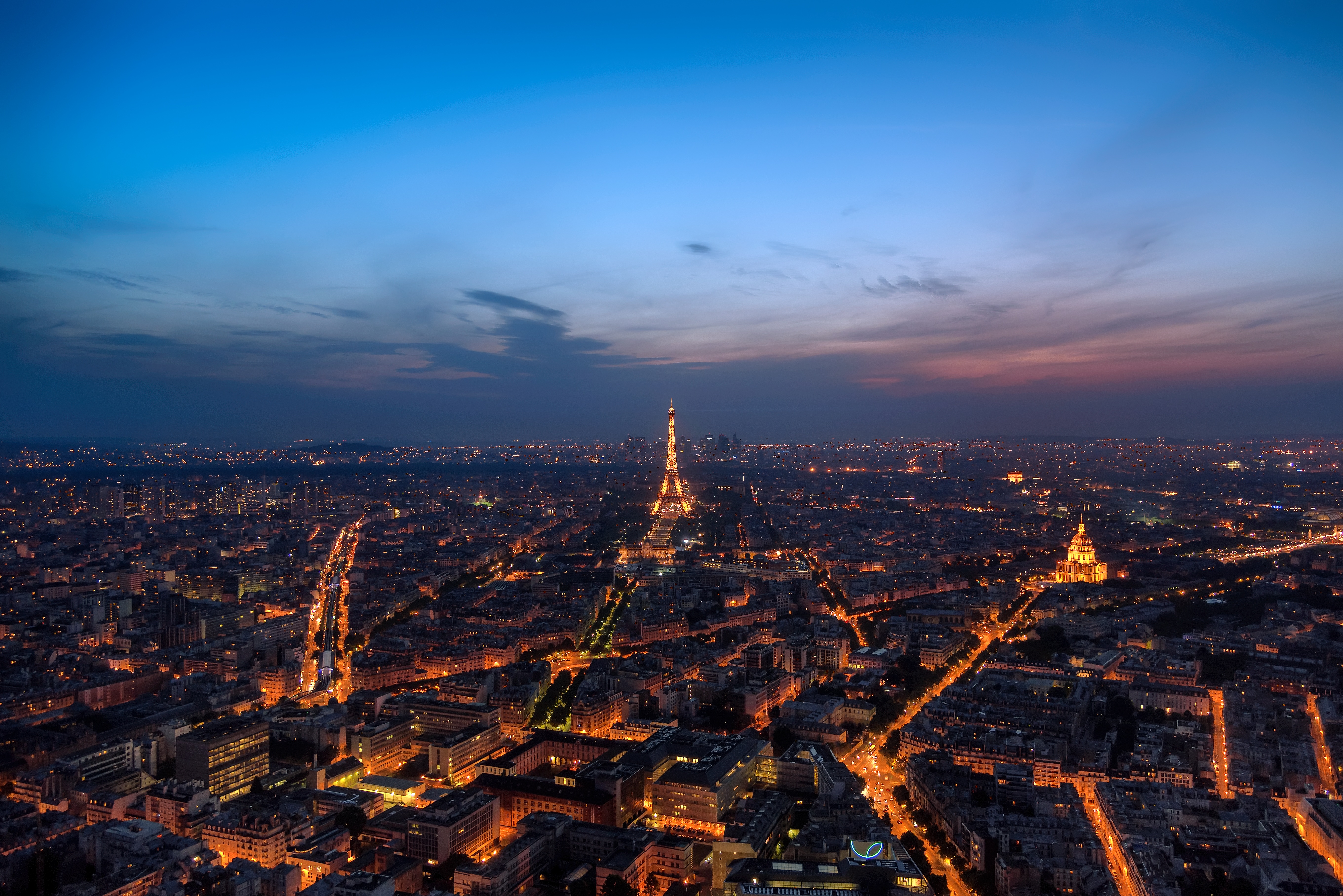 Вид на ночной Париж Эйфелева