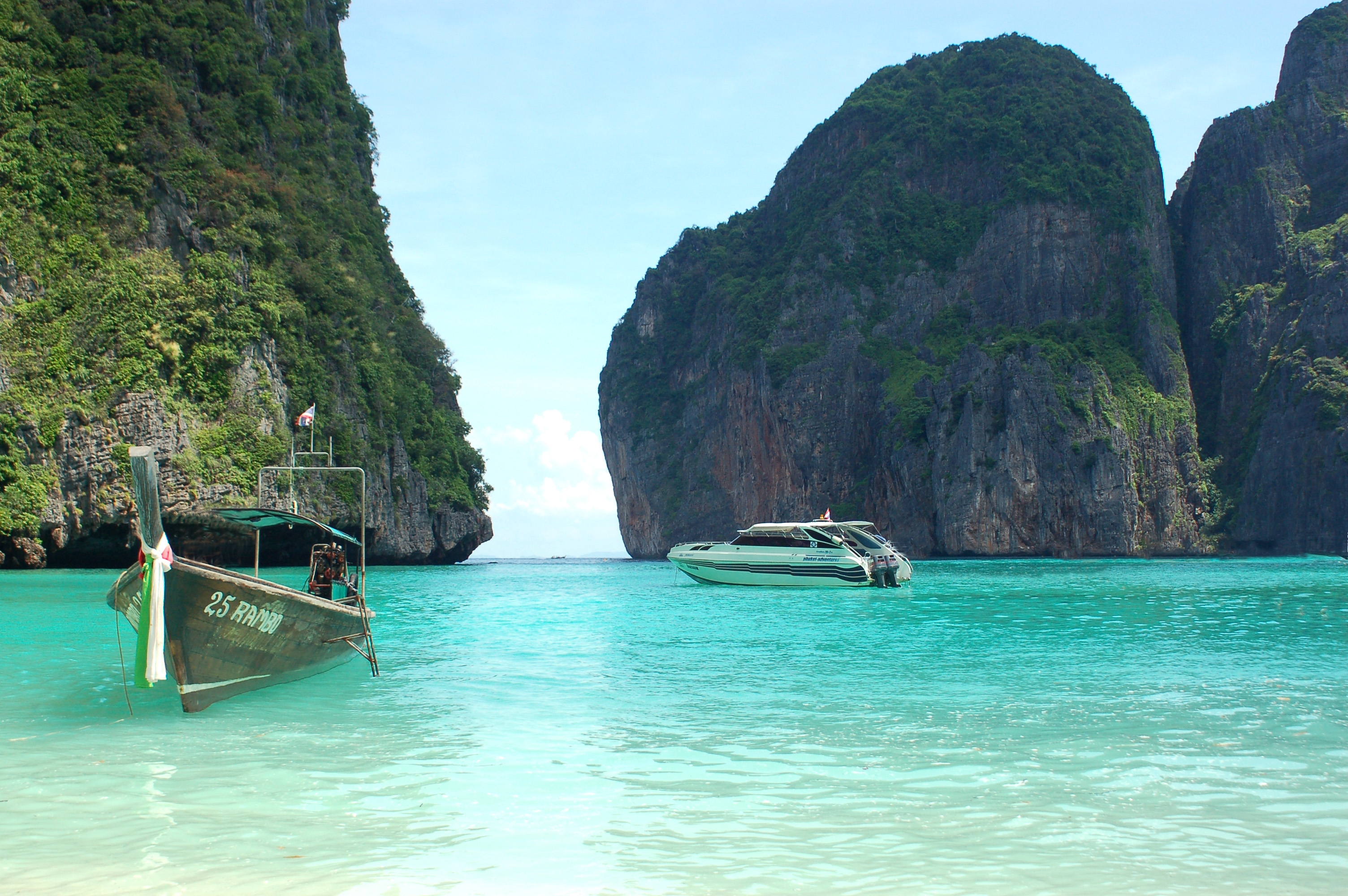 Скачать картинку Таиланд, Лодки, Тропики, Скалы, Природа, Море в телефон бесплатно.