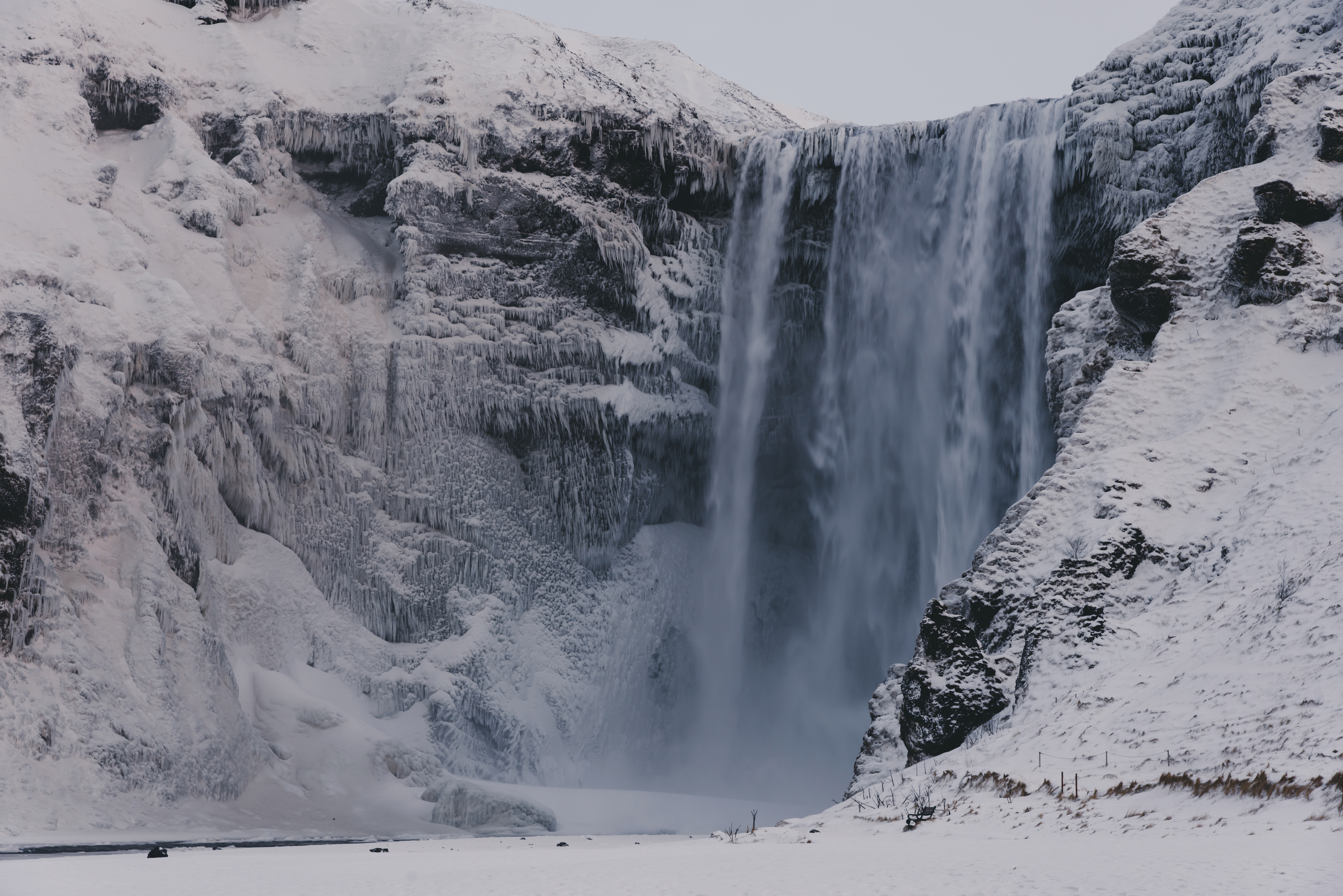 Зима фото водопад. Исландия водопад Скогафосс. Водопад Скоугафосс Исландия зимой. Водопад Скогафосс зимой. Skogafoss Iceland зимой.