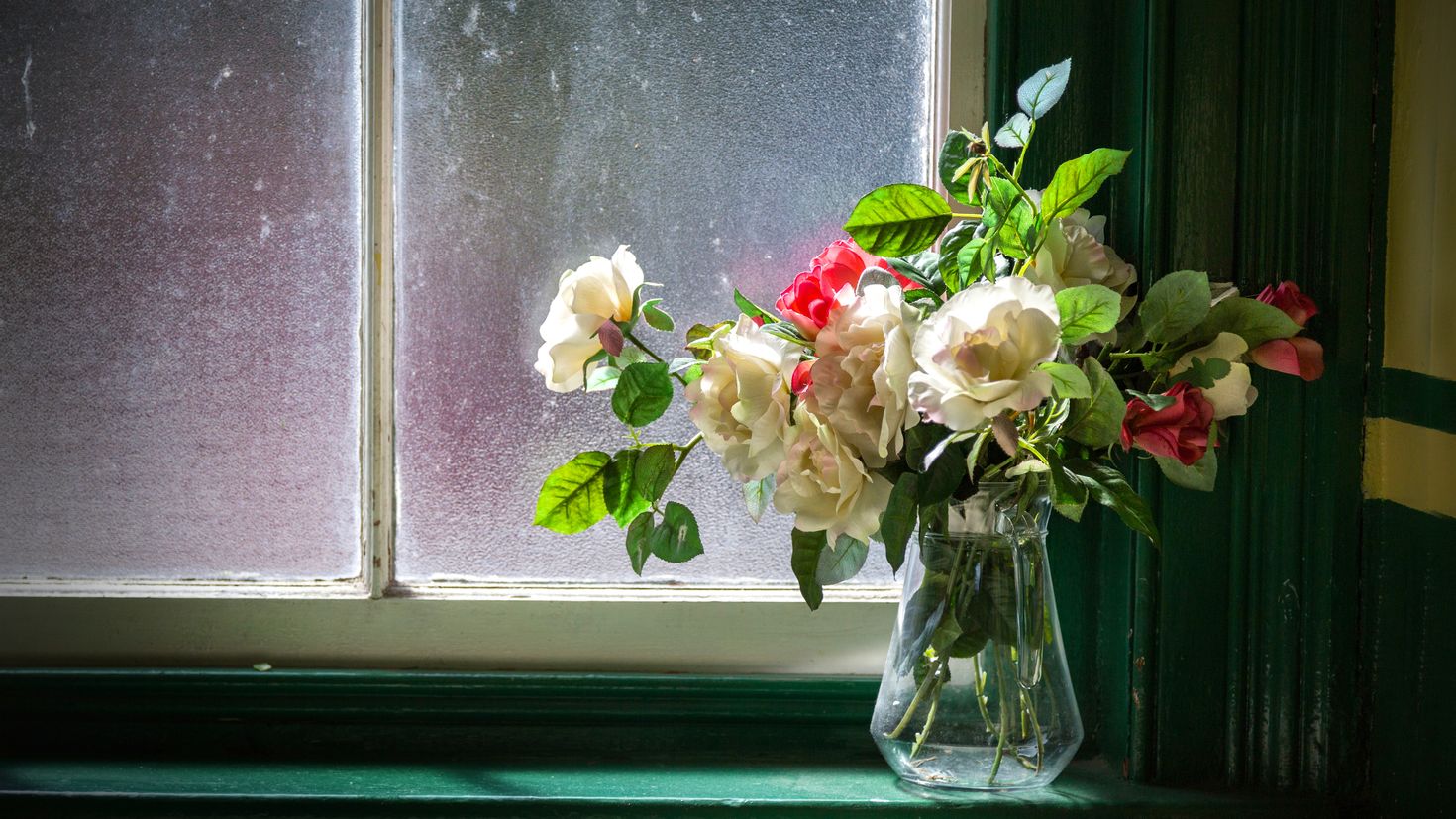 Подарить цветы в окно. Цветы на подоконнике. Букет цветов на подоконнике. Подоконник с цветами. Цветы в вазе на окне.