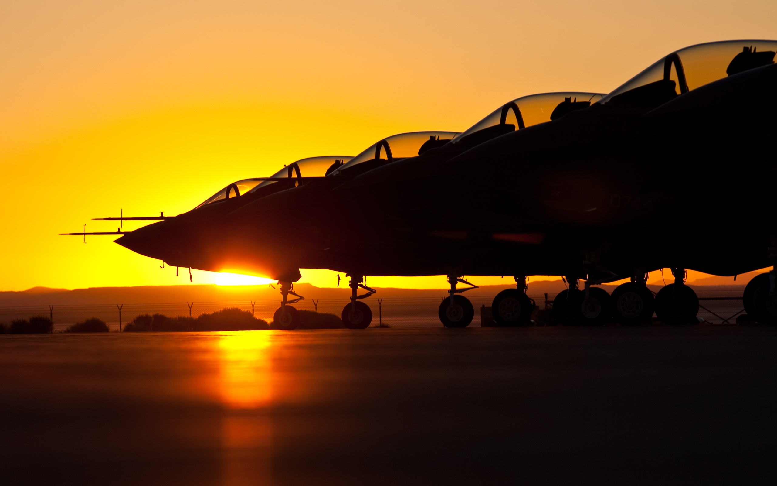 Военный самолет на закате