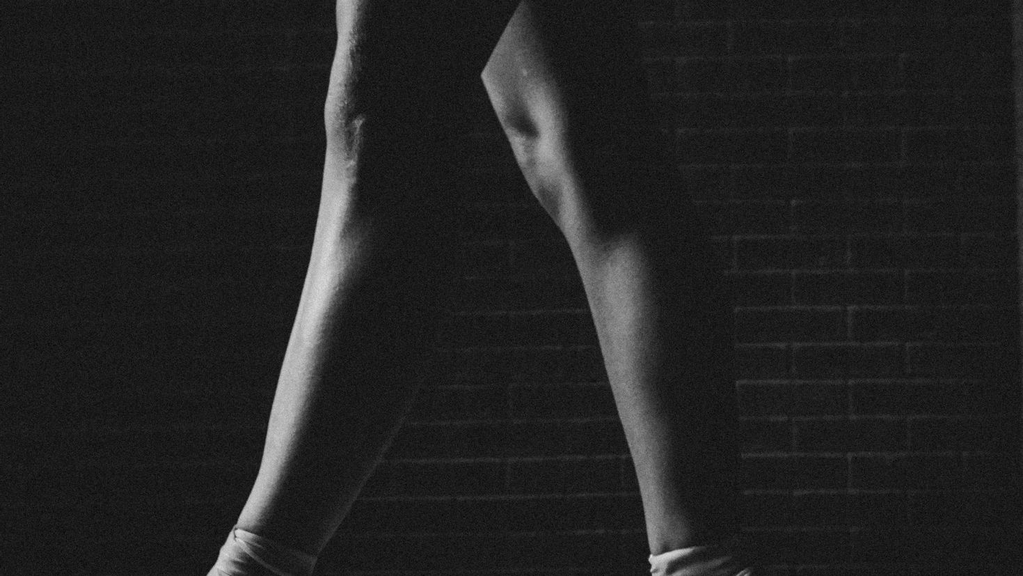 Песня танец ног. Картиночки голени чб. Спорт чб ноги. Ноги черно-белом изображении. Пуанты обои.