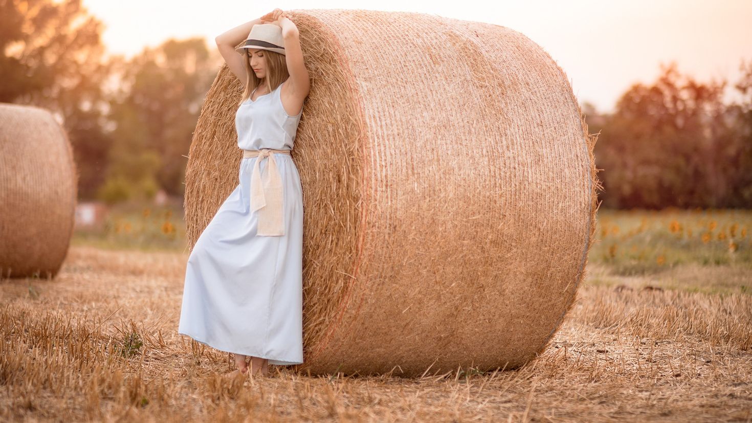 Сноп света. Фотосессия в поле. Фотосессия со стогом сена. Фотосессия в поле с сеном. Поле со стогами сена.