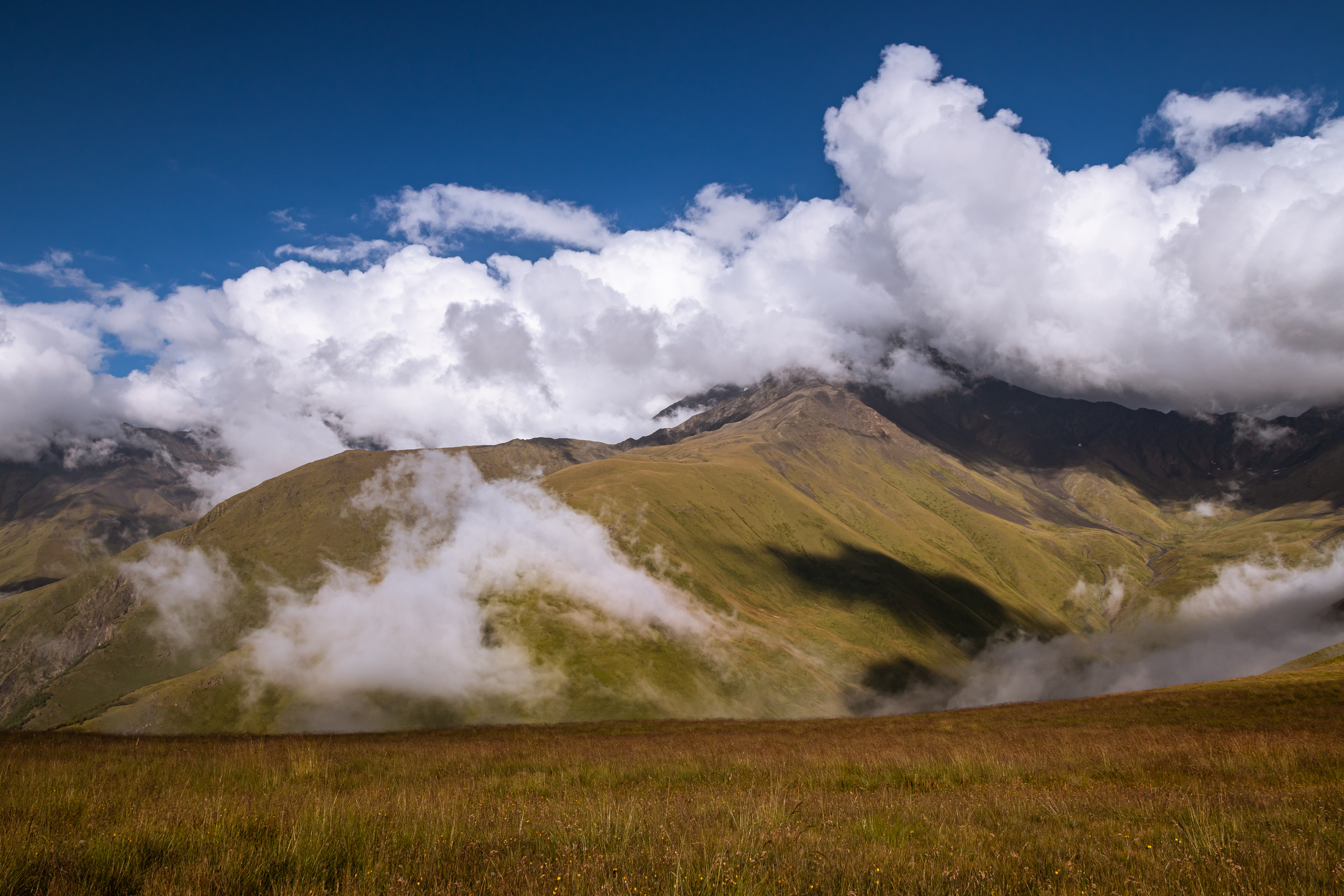 149195 скачать обои грузия, горы, пейзаж, природа, облака - заставки и картинки бесплатно