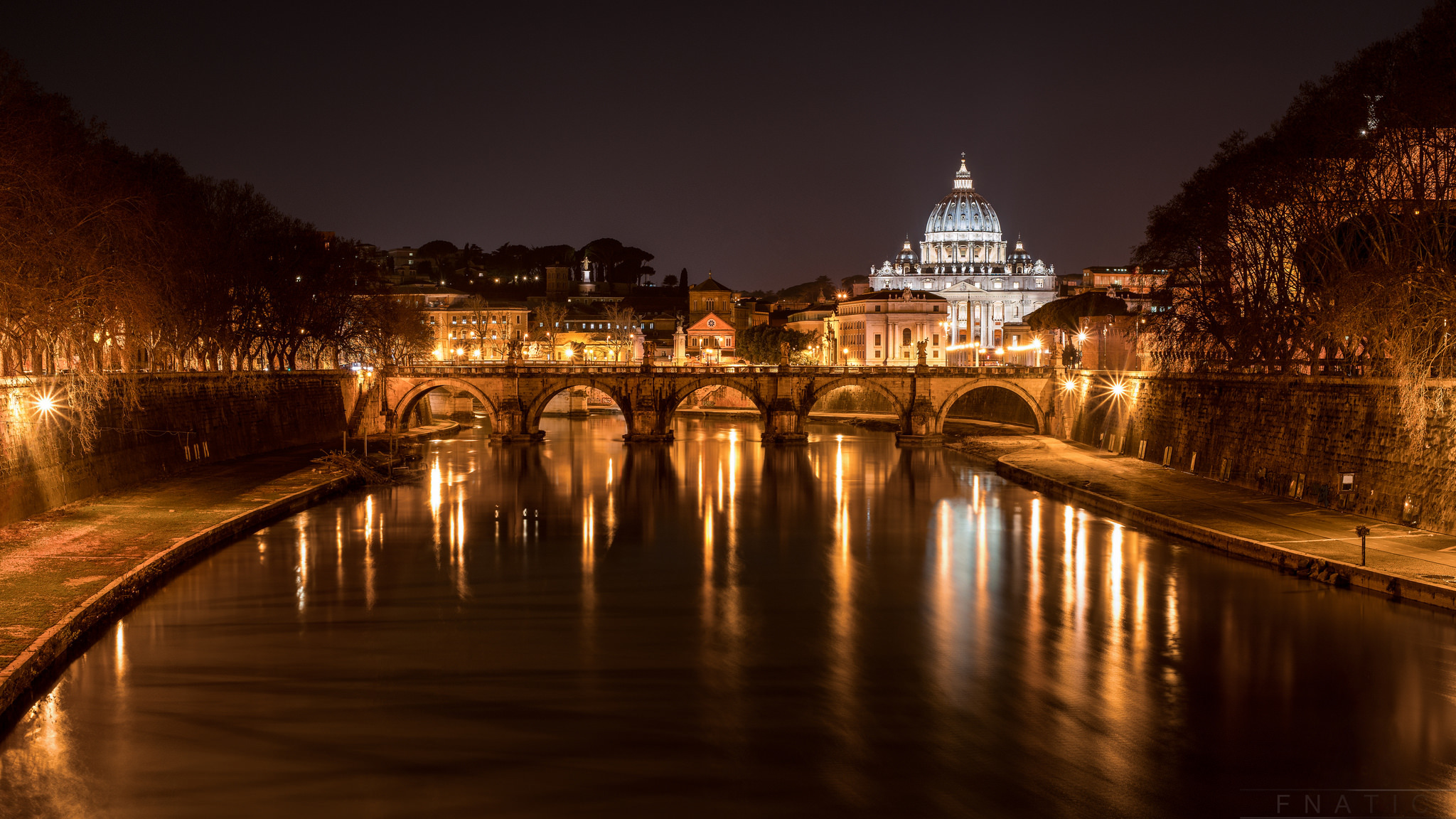 385070 免費下載壁紙 人造, 罗马, 桥, 意大利, 光, 夜晚, 倒影, 河流, 城市 屏保和圖片