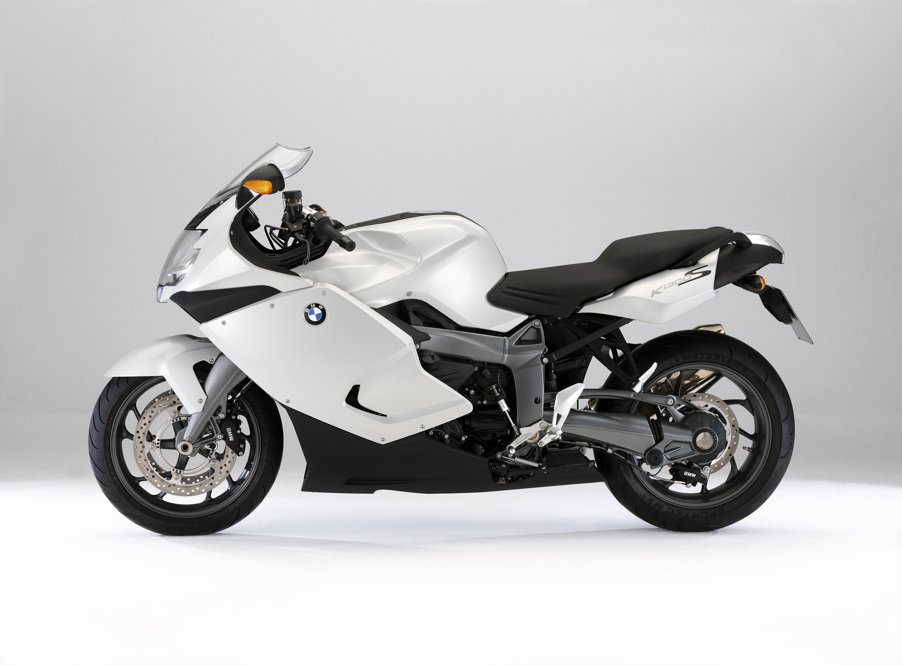 Мотоцикл bmw. BMW k1300s. BMW k1300s габариты. Модель мотоцикла BMW k1300s. Мотоцикл BMW K 1300s белый.