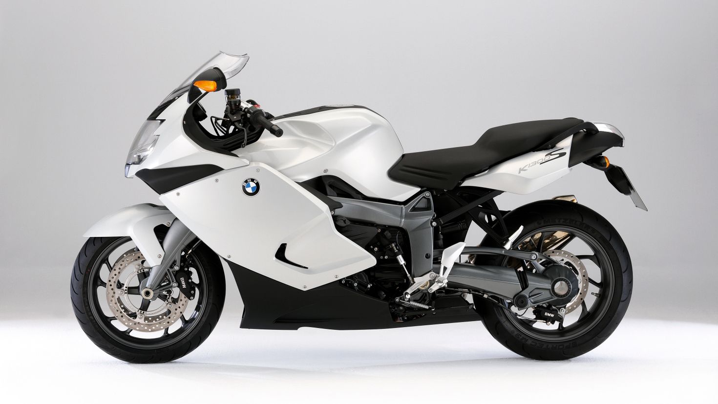 Bmw мотоциклы. Мотоцикл BMW k1300. Мотоцикл BMW K 1300s белый. BMW k1300s HP. 2009 BMW k1300s.