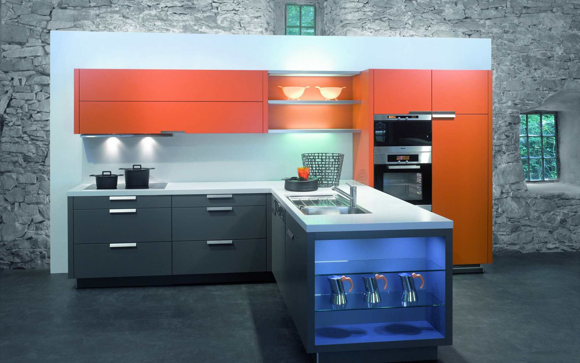 Кухни така. Необычный кухонный гарнитур. Оранжевая кухня. Кухонный гарнитур оранжевый. Кухни оранжевого цвета.