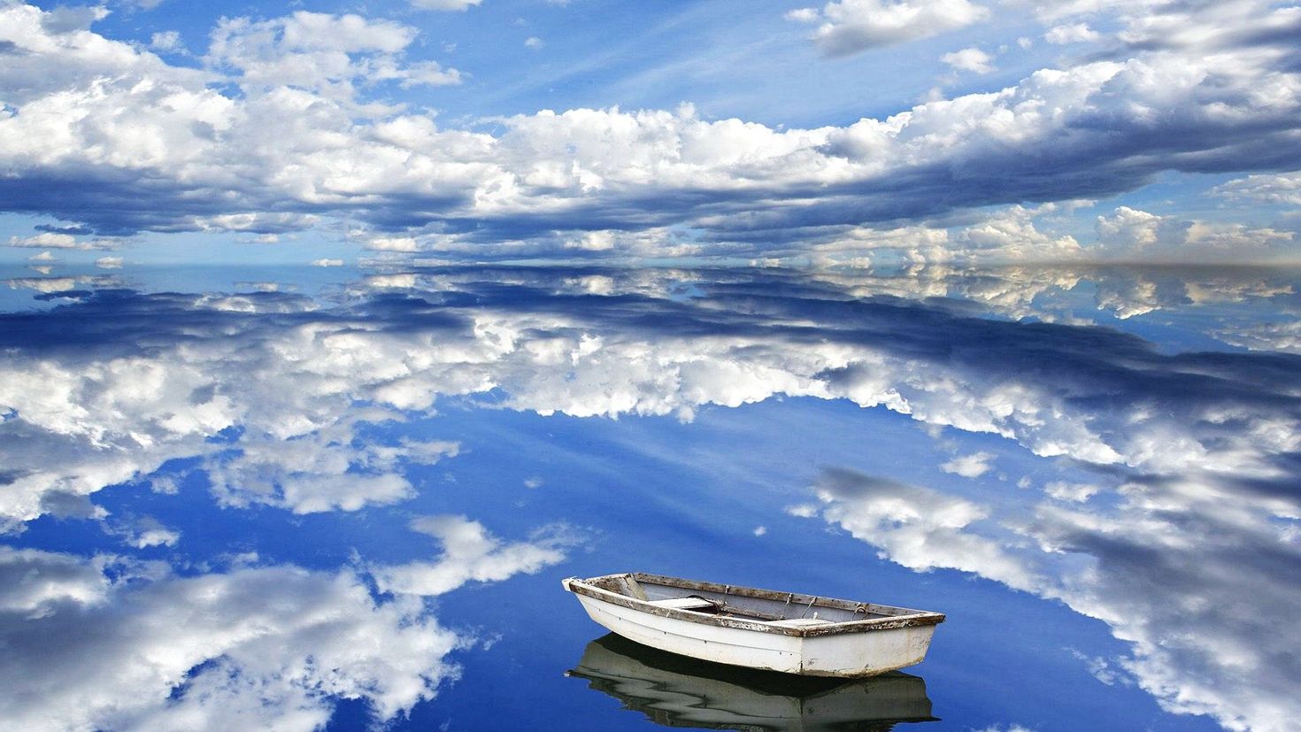 Воздух быстрая река. Зеркальная гладь воды. Небо. Отражение неба в море. Отражение неба в воде.