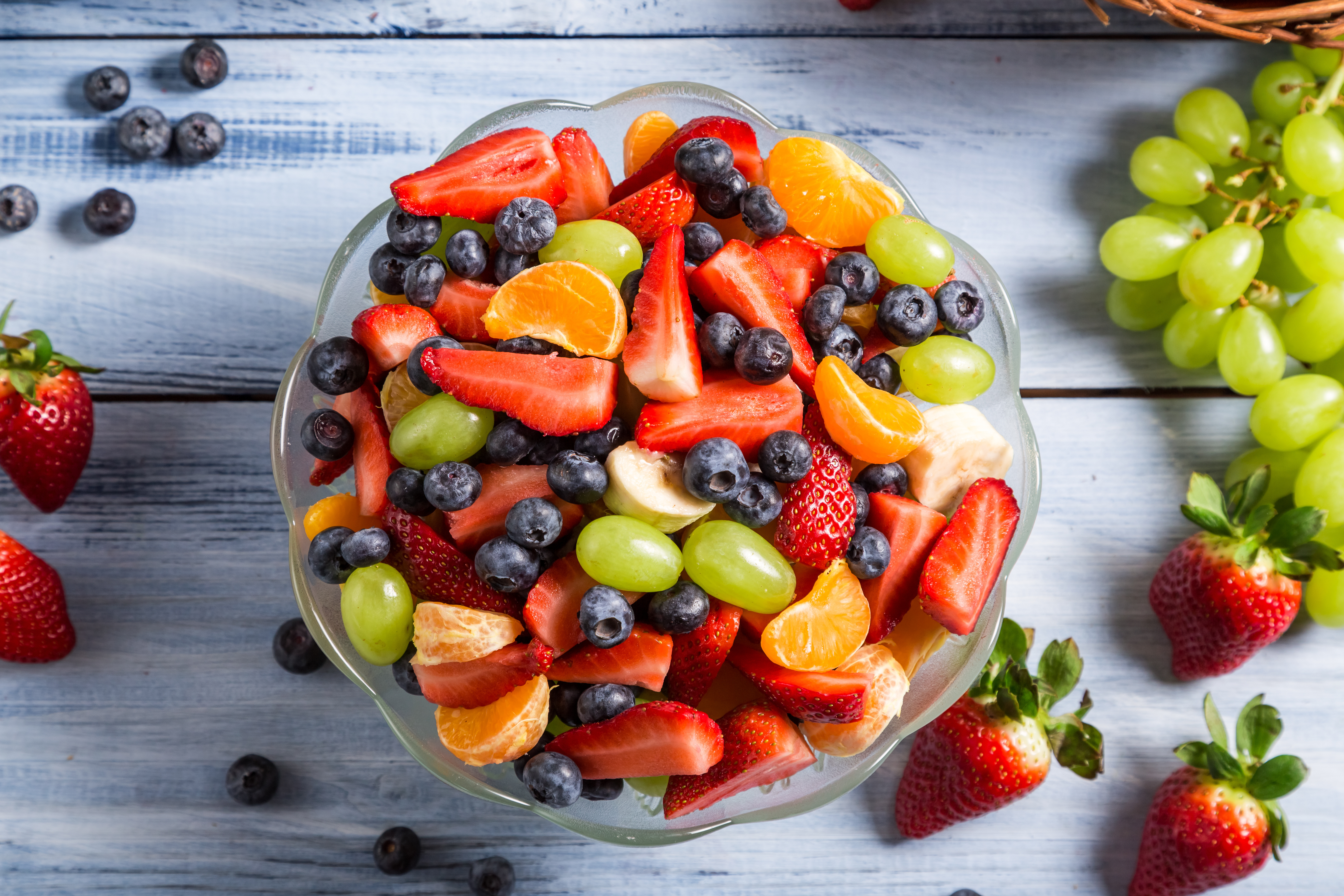 The fruits is tasty. Фруктово Ягодная тарелка. Тарка с фруктами и ягодами. Фрукты и ягоды на тарелке. Фруктовый салат.