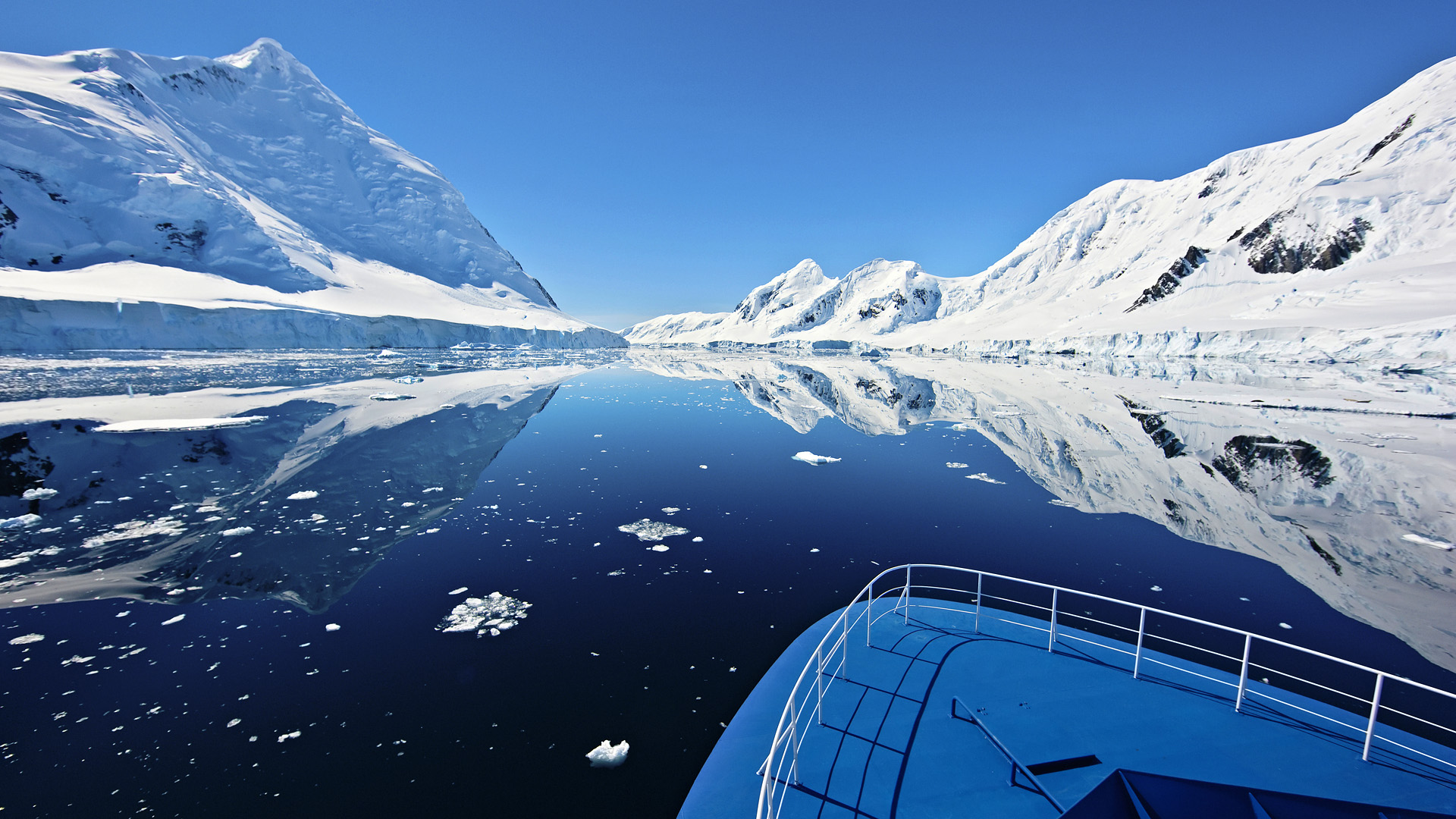608517 скачать картинку антарктида, фотографии, отражение, лодка, гора, океан - обои и заставки бесплатно