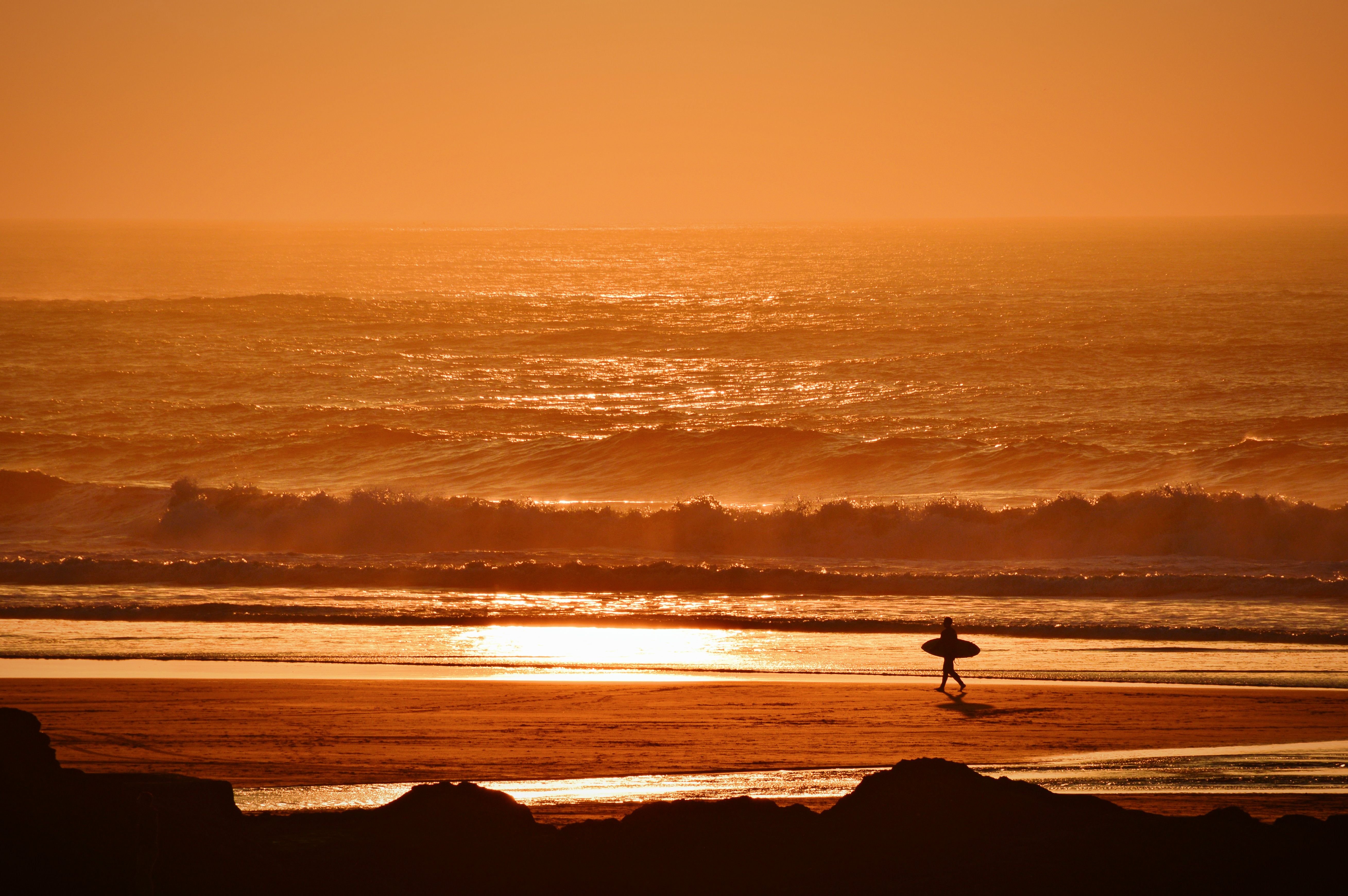Handy-Wallpaper Natur, Sunset, Surfer, Waves, Ozean kostenlos herunterladen.