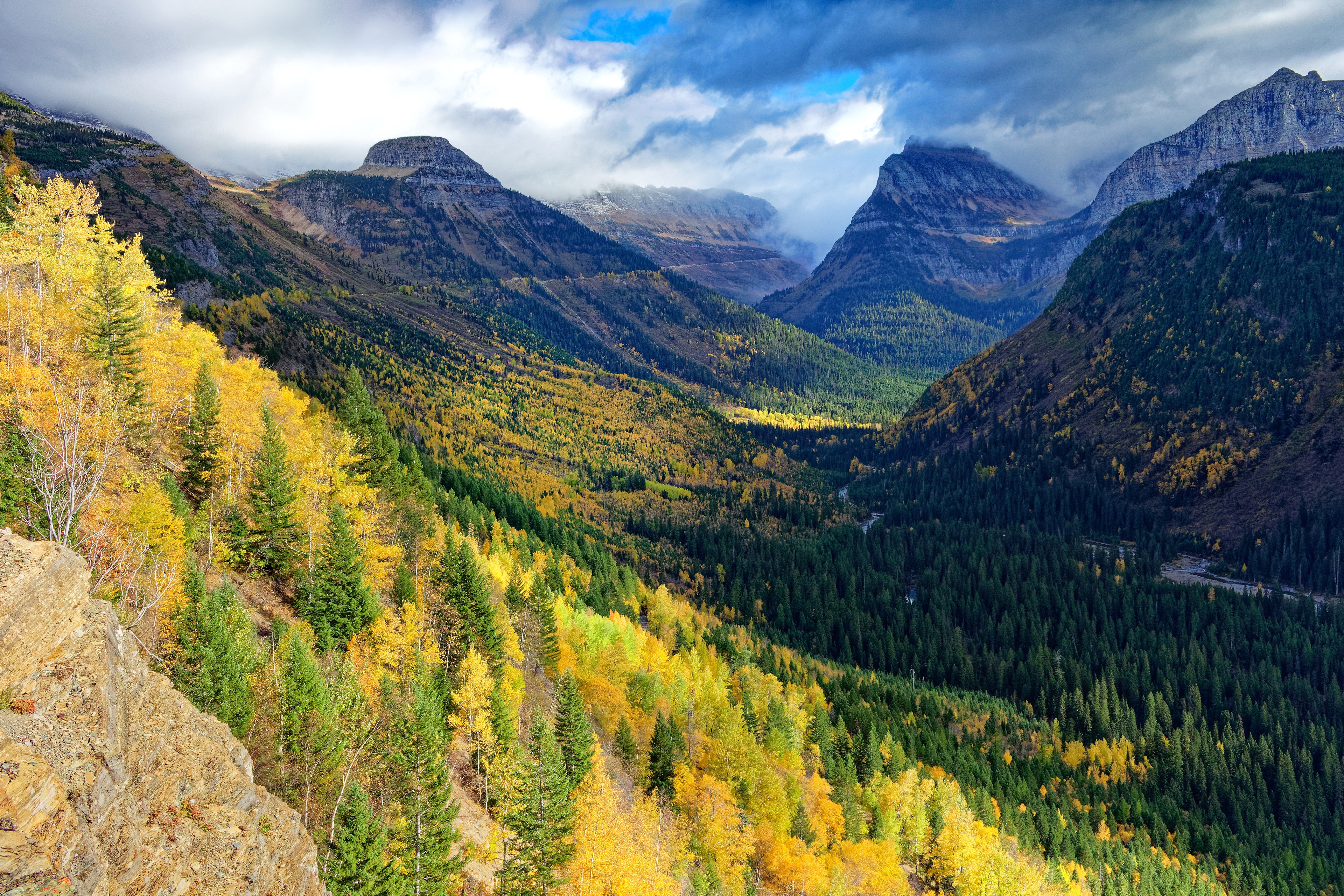 4 valley. Осень в горах. Горный и Лесной пейзаж Англия осень. Обои осенний лес горы елки.