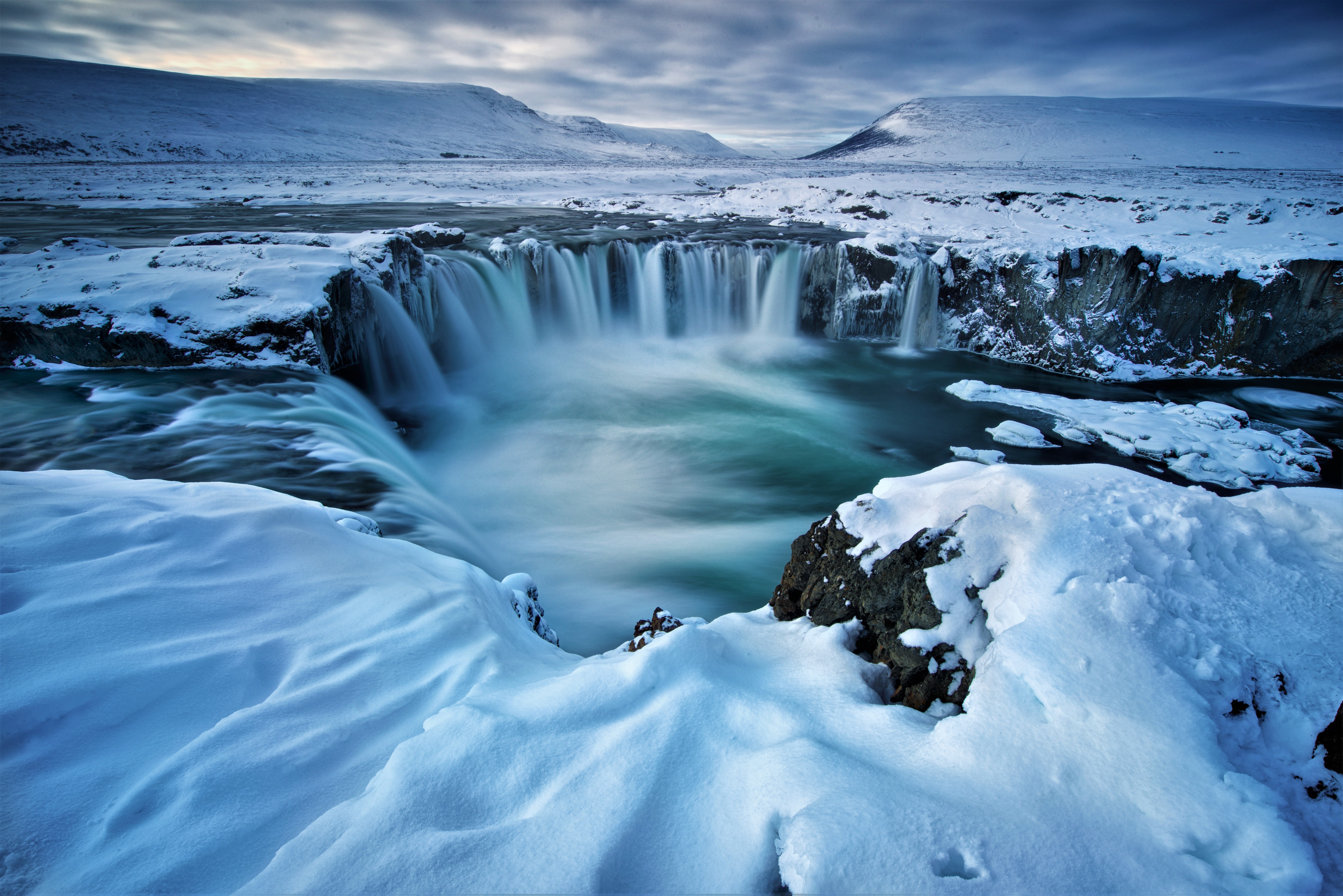 426507 скачать обои исландия, земля/природа, годафосс, лёд, снег, водопад, зима, водопады - заставки и картинки бесплатно