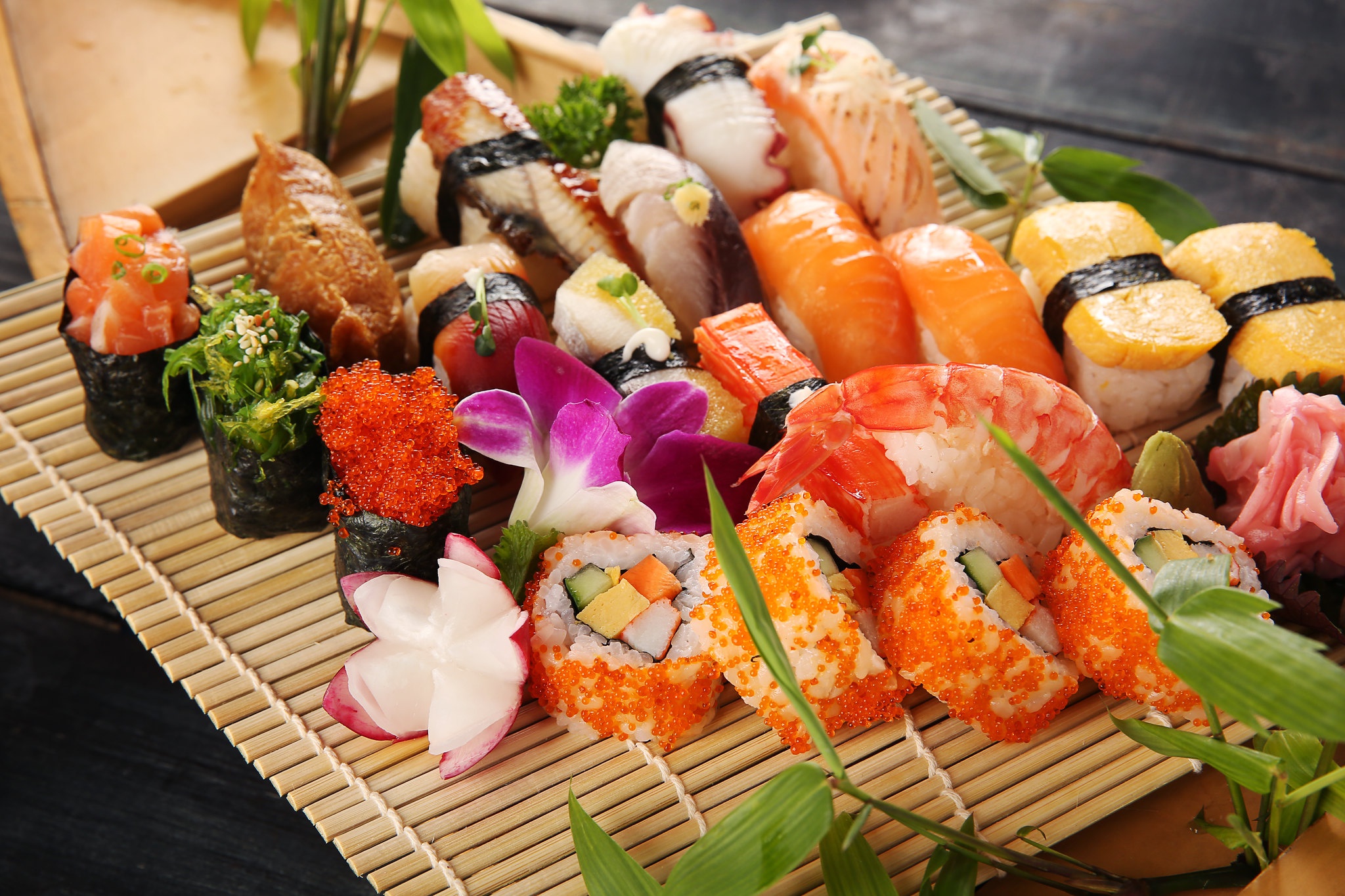 Лучшая японская кухня. Японская кухня. Суши и роллы. Кухня Японии. Красивые роллы.