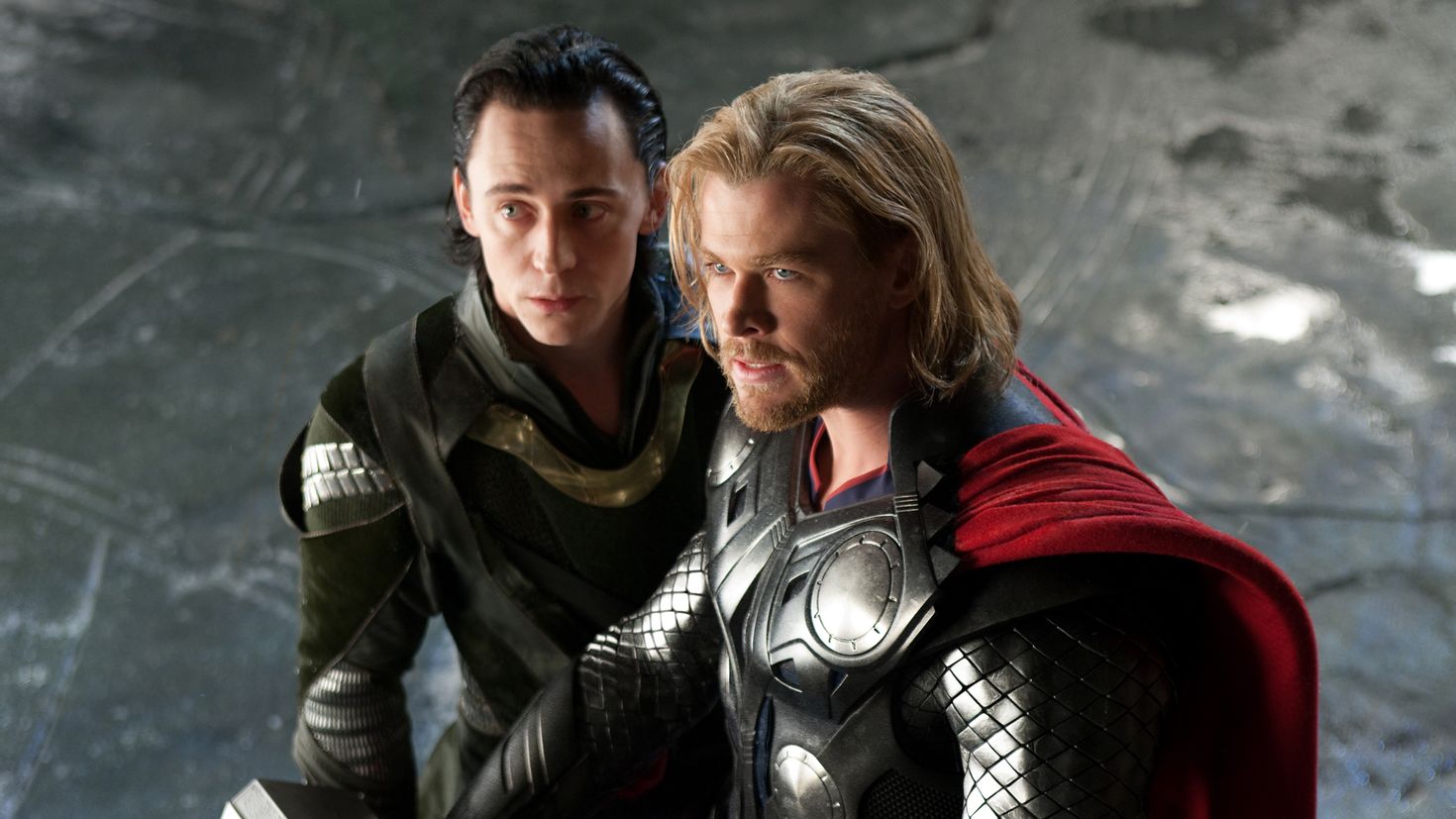 Thor and loki. Крис Хемсворт тор 2011. Тор фильм 2011 Локи. Тор 2 царство тьмы том Хиддлстон. Локи и ключ сериал.