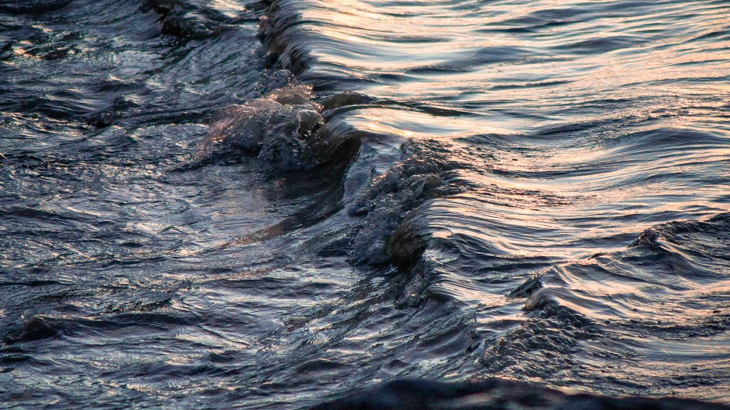 Волны на воде 2d. Волны от предмета в воде. Гравировка волны воды. Бегущая вода волна живые обои.