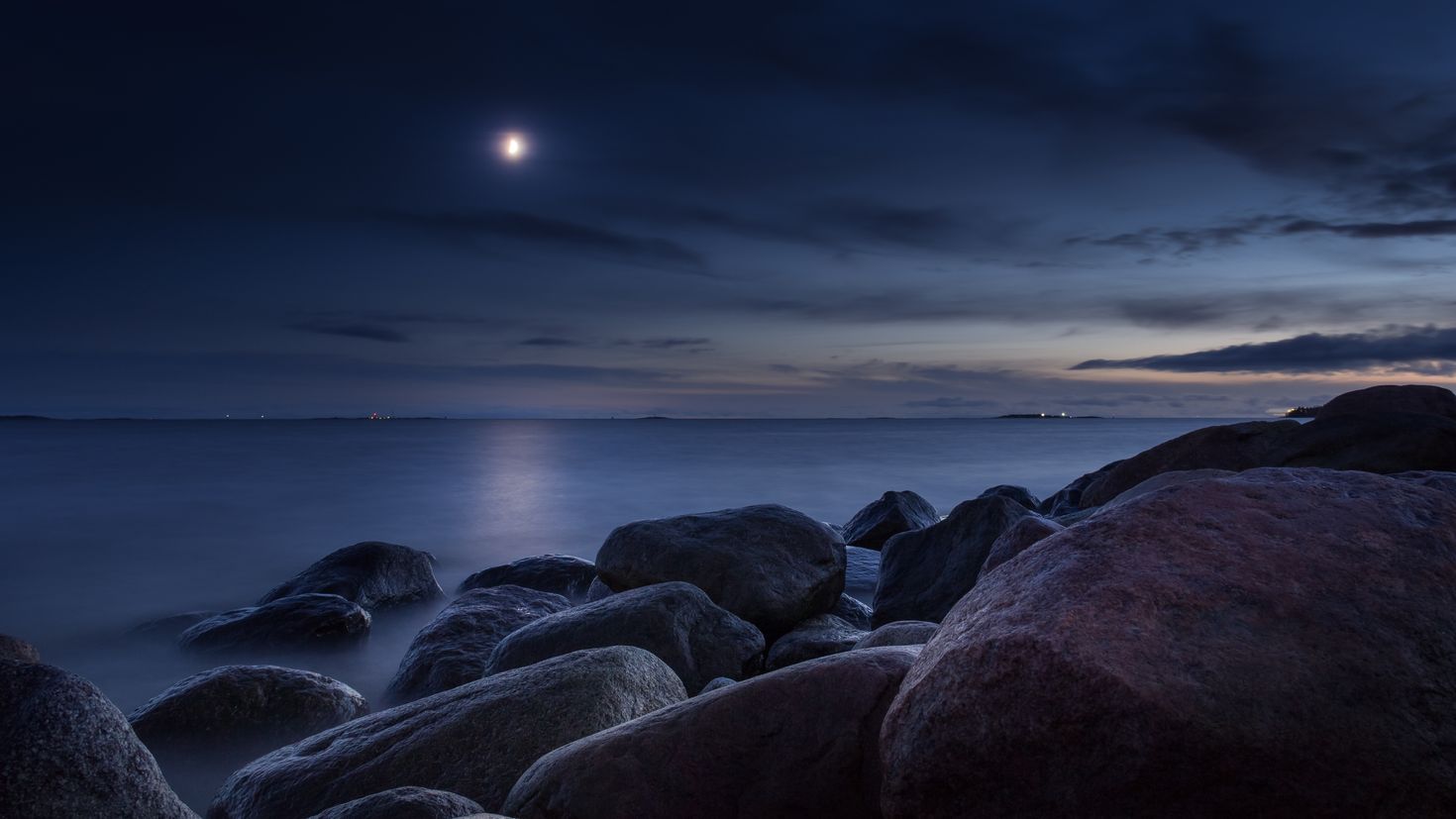 Night stone. Ночное море. Ночь в море. Луна над морем. Океан ночью.