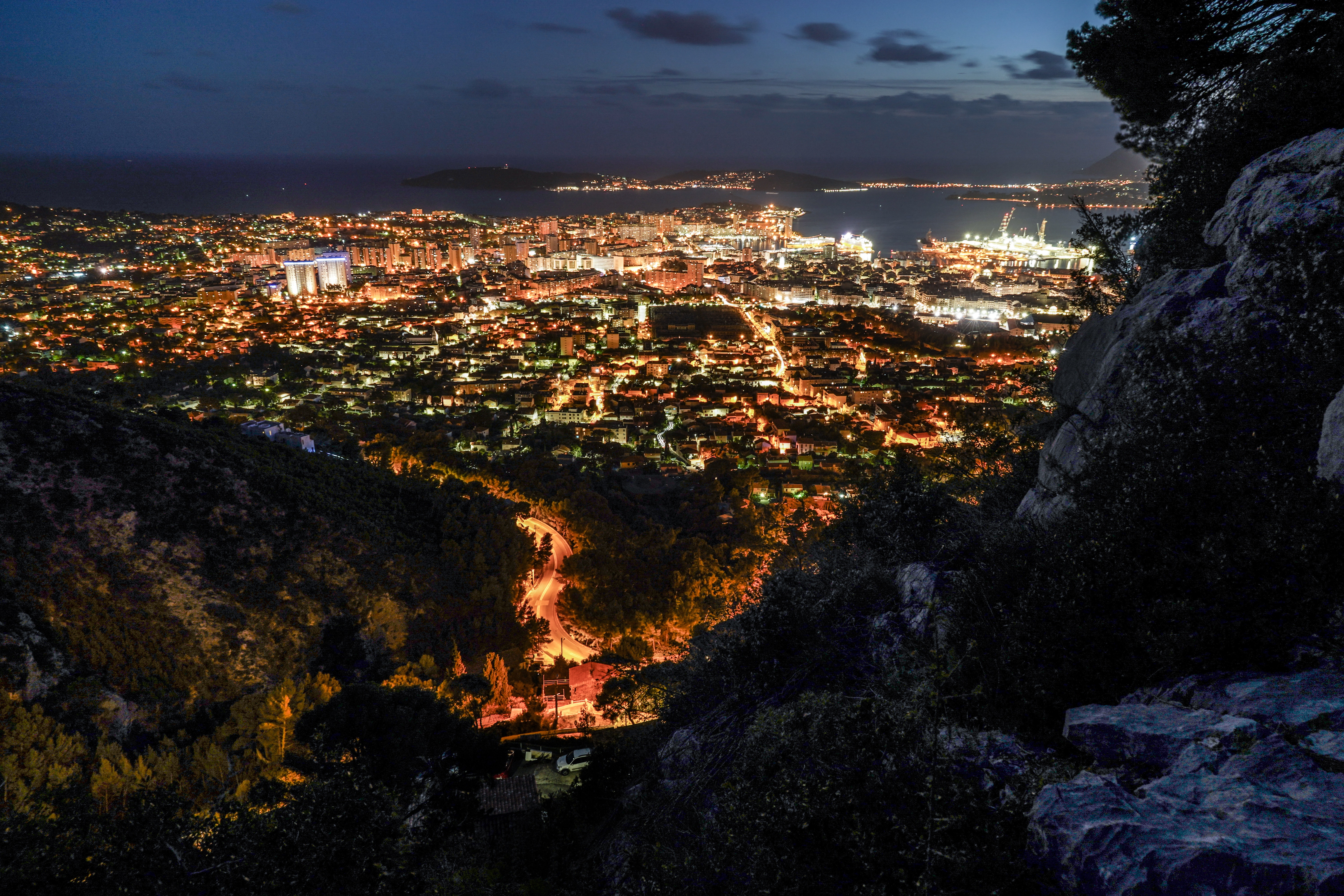 Фото ночного города с горы