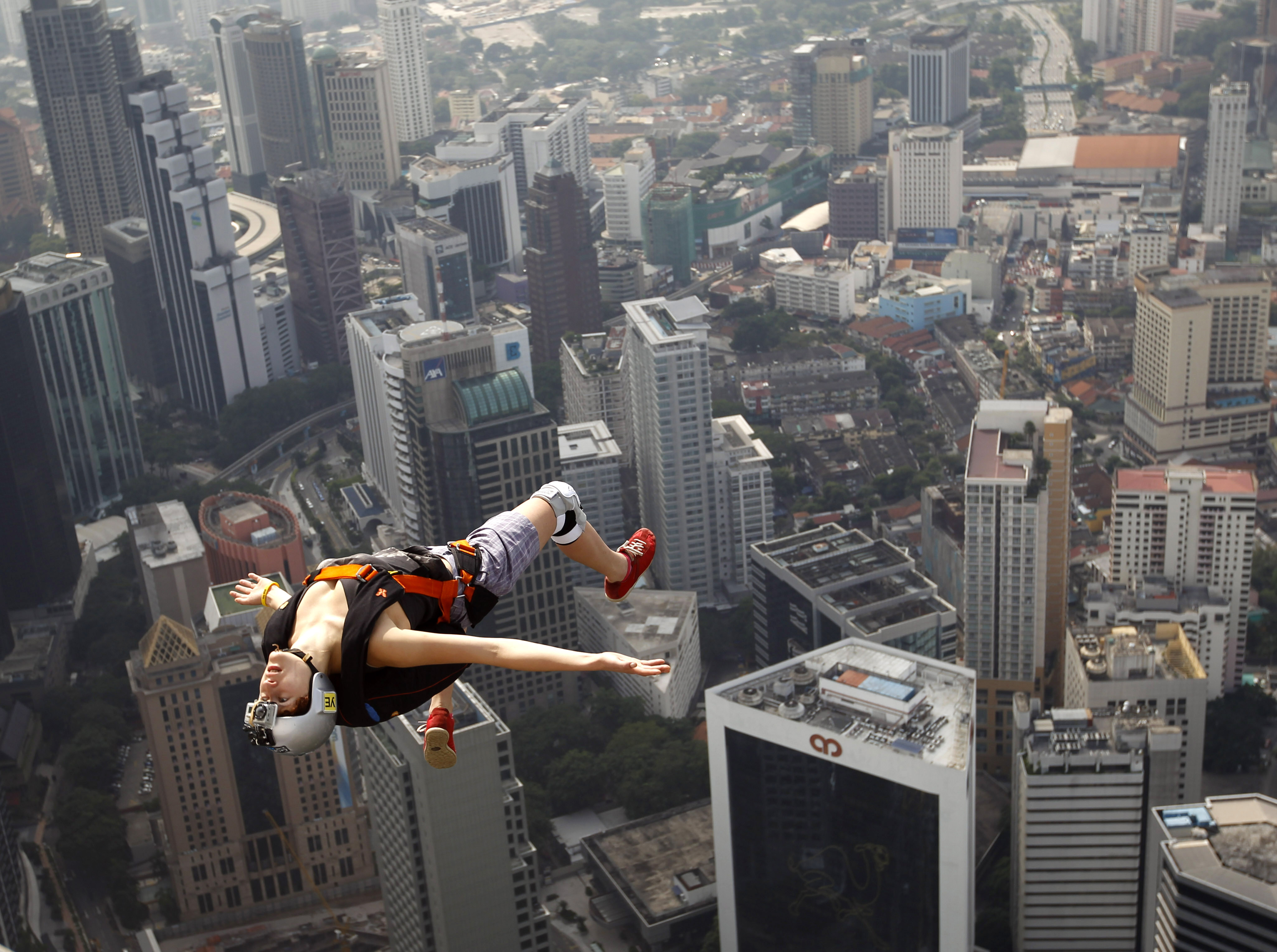 Самый увлекательный. Прыгает с небоскреба. Полет с крыши. Прыжок со здания. Прыжок с парашютом с небоскреба.