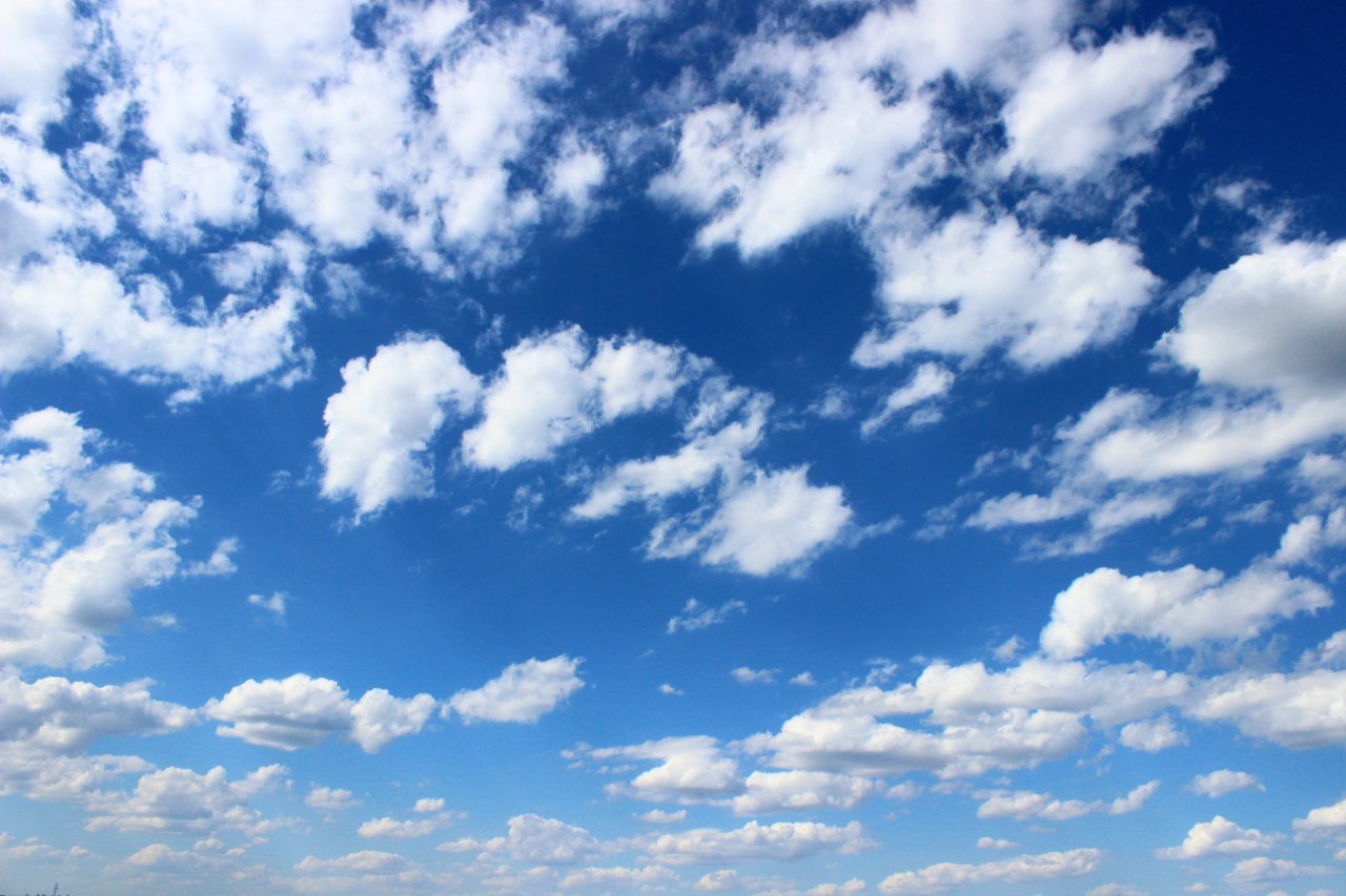 синее небо с облаками фото