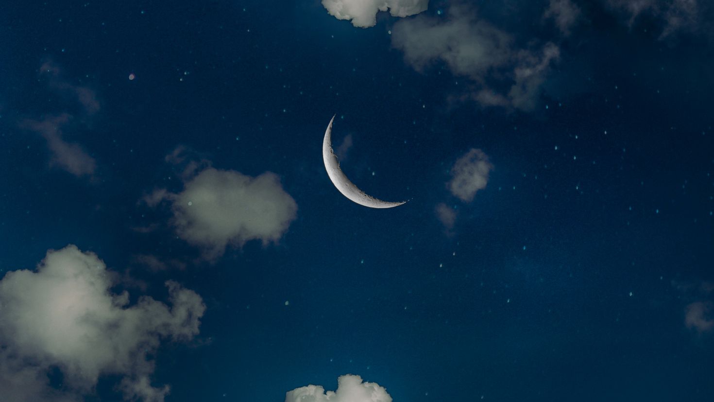 Месяц виднеется. Лунное небо. Ночное небо с луной. Луна на небе. Звездное небо с луной.