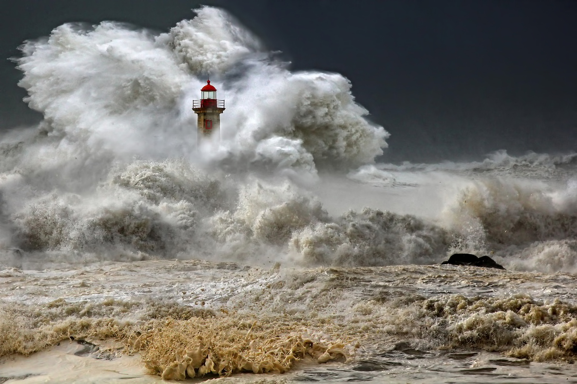 615318 descargar fondo de pantalla ola, faro, mar, hecho por el hombre, océano, tormenta: protectores de pantalla e imágenes gratis