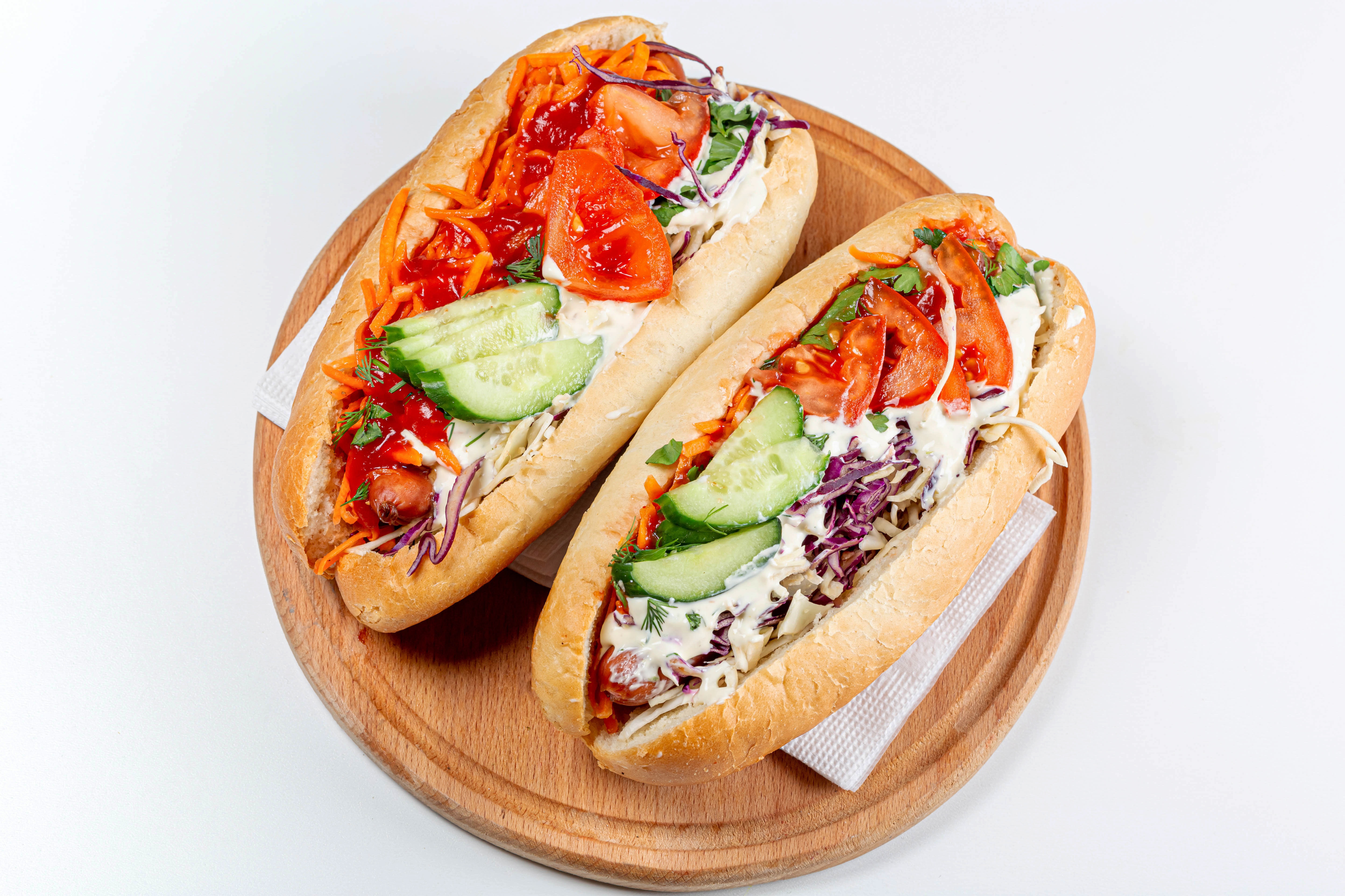988856 Hintergrundbild herunterladen nahrungsmittel, hotdog, soße, würstchen, tomate, gemüse - Bildschirmschoner und Bilder kostenlos