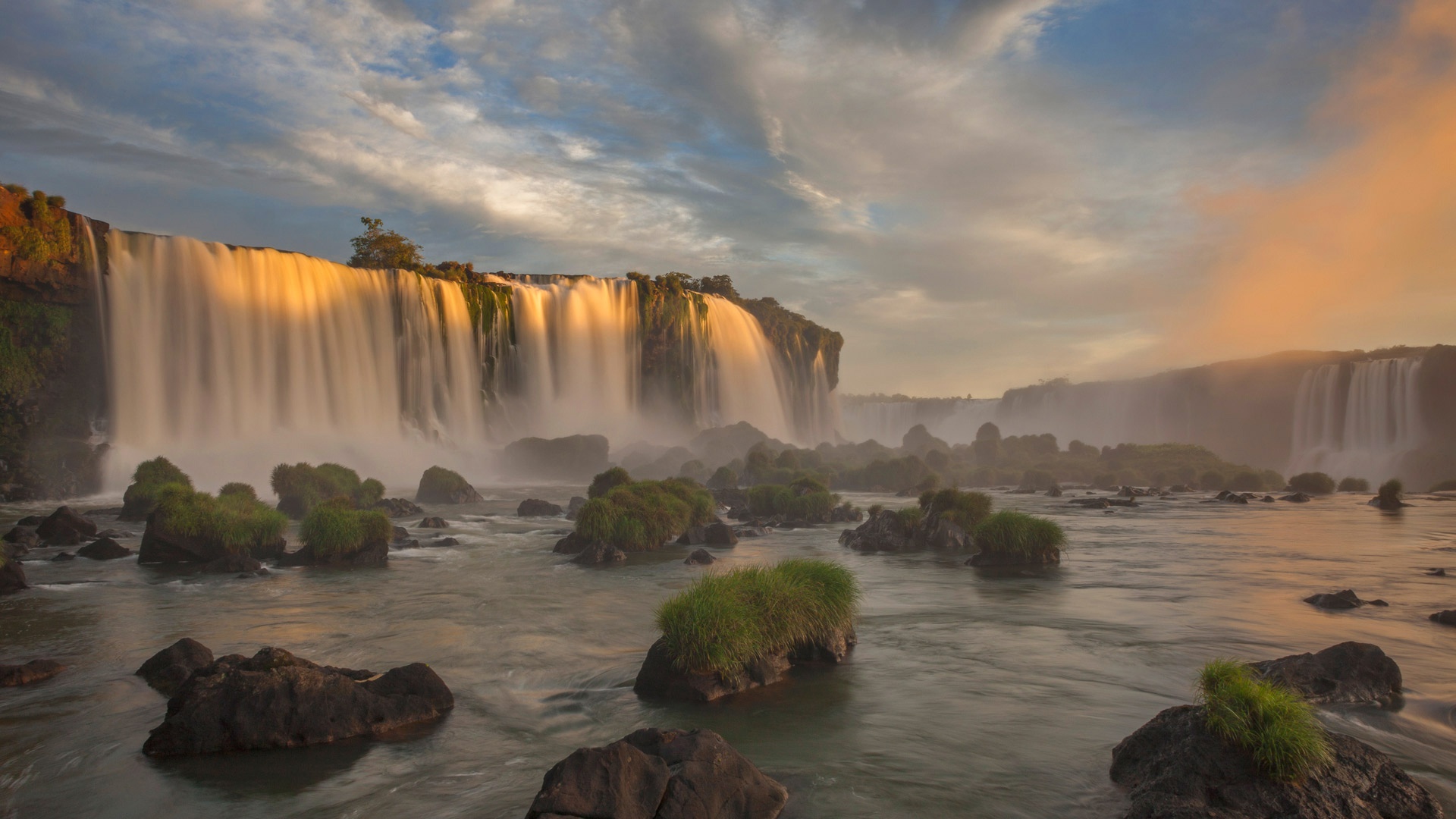 Водопад Игуасу на реке Парана