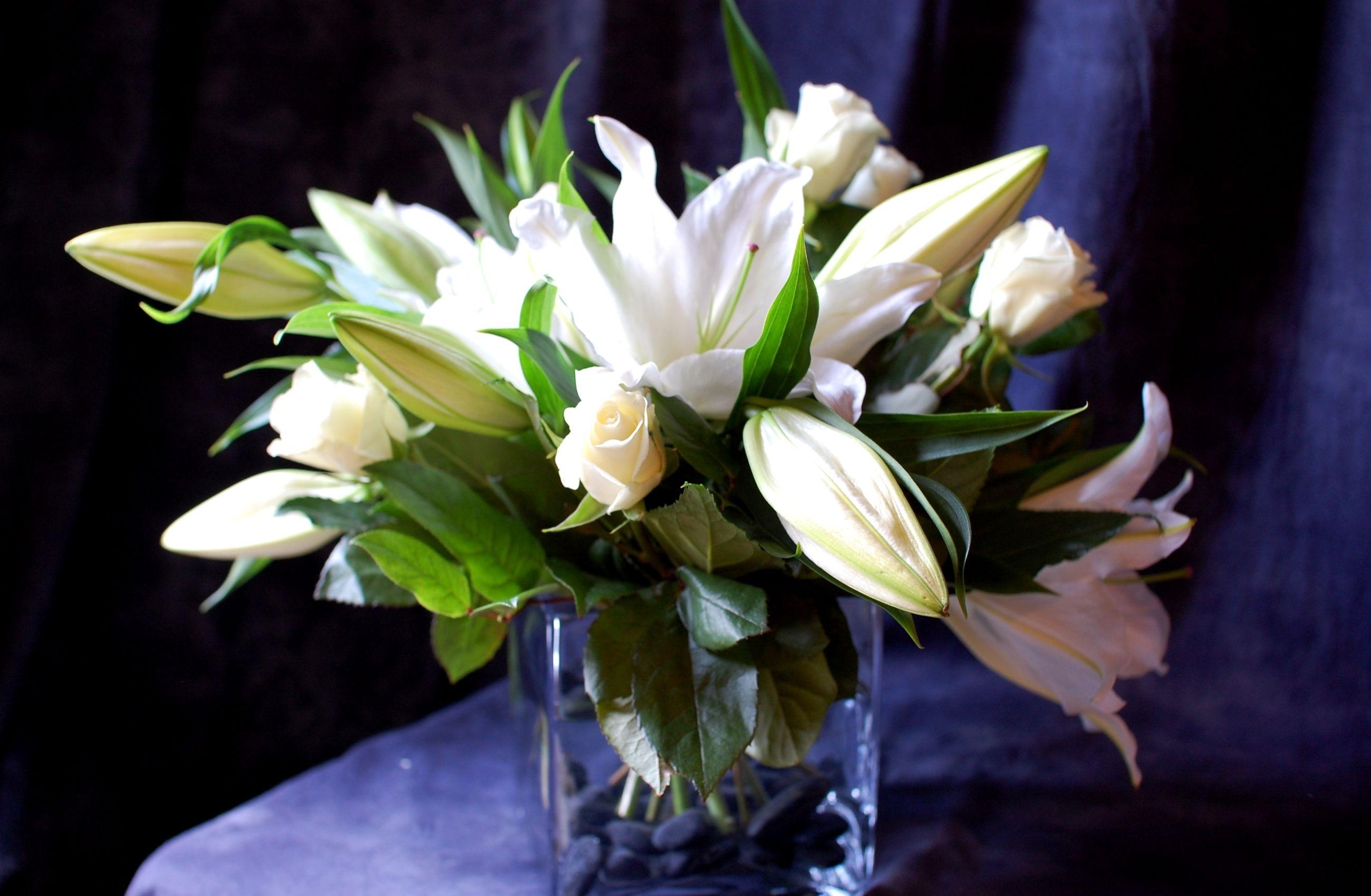 Laden Sie das Strauß, Bouquet, Vase, Lilien, Blumen, Roses-Bild kostenlos auf Ihren PC-Desktop herunter