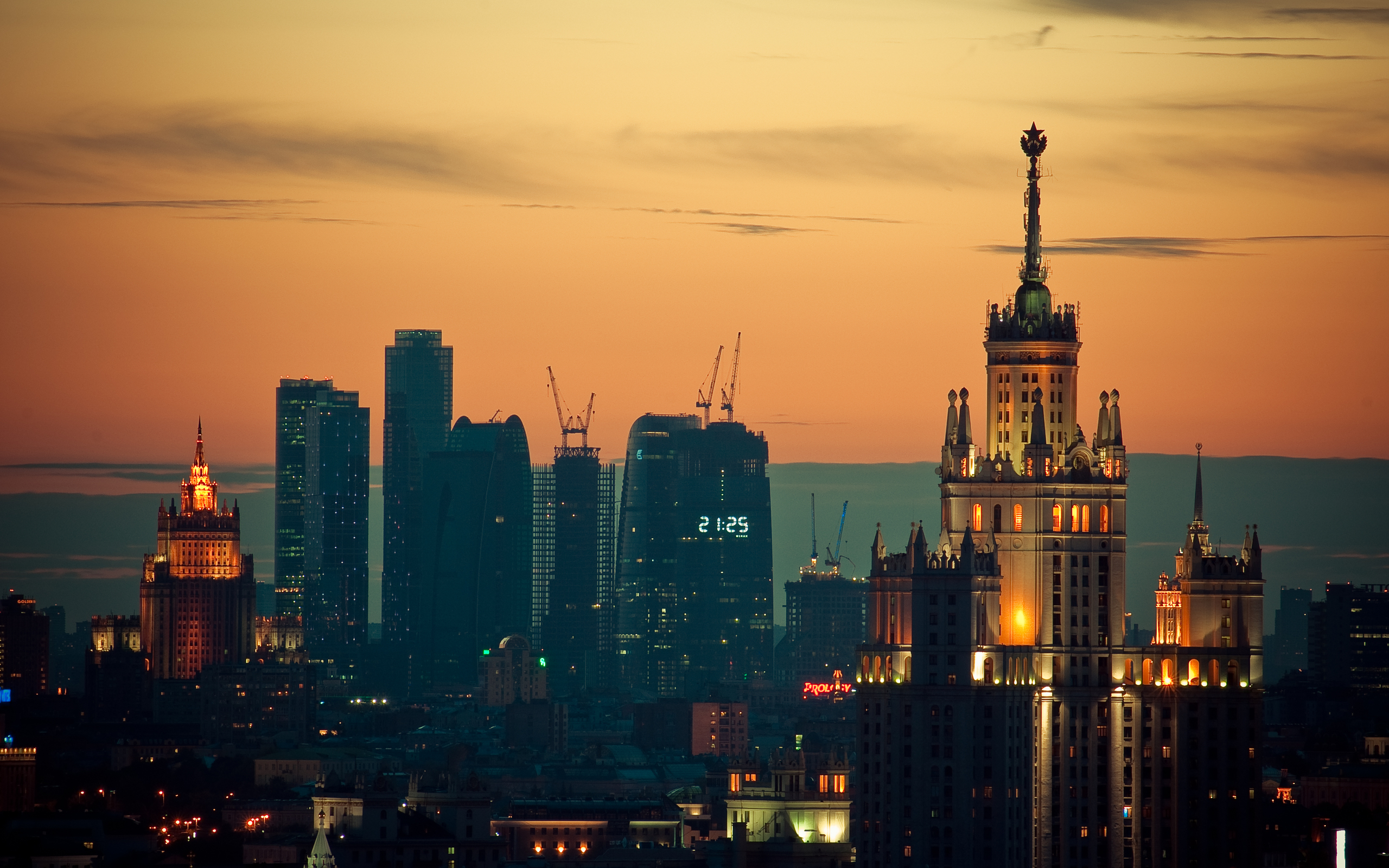 Moscow City и сталинская высотка на закате