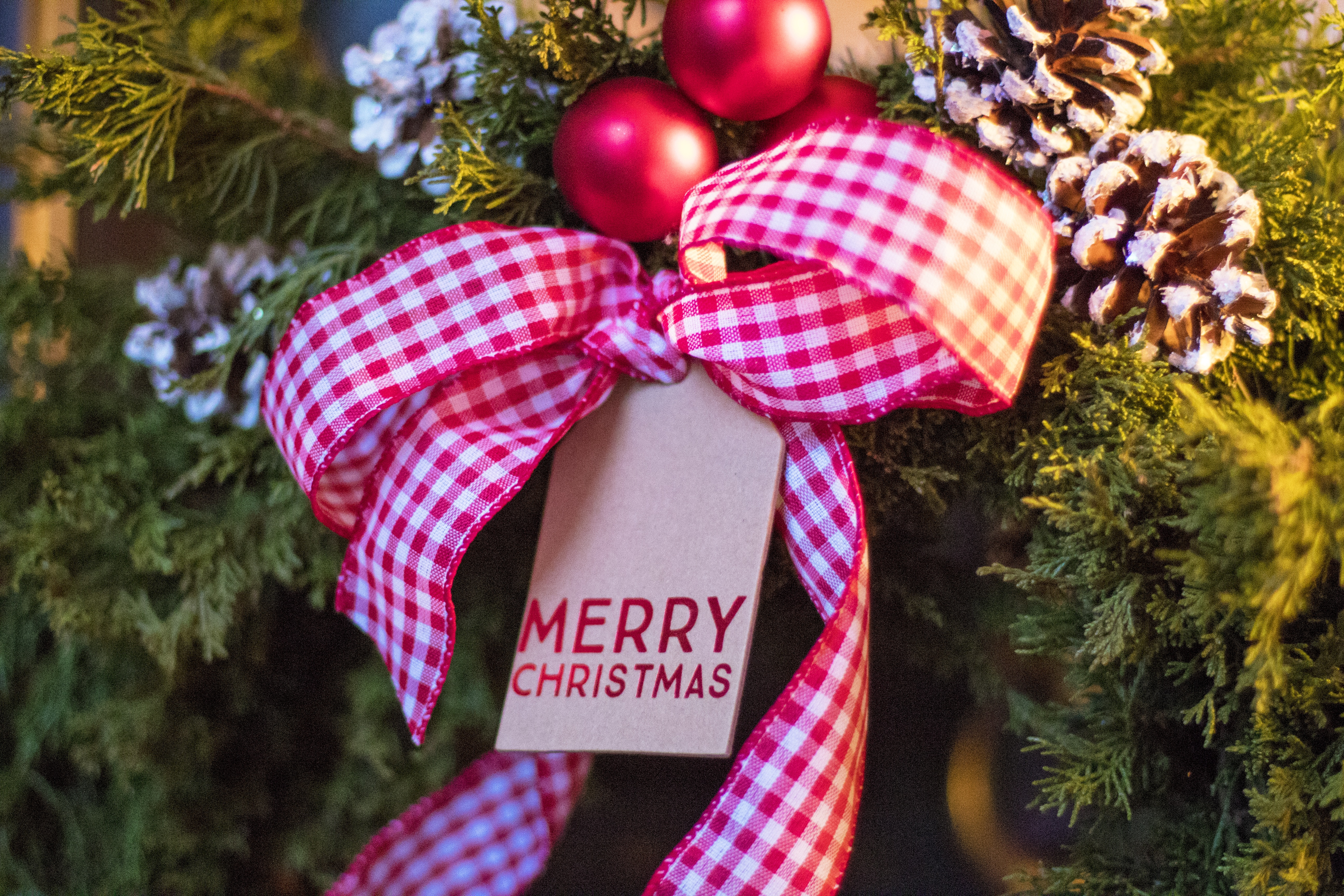 Handy-Wallpaper Neues Jahr, Bogen, Weihnachtsbaum Spielzeug, Feiertage, Neujahr, Weihnachten kostenlos herunterladen.