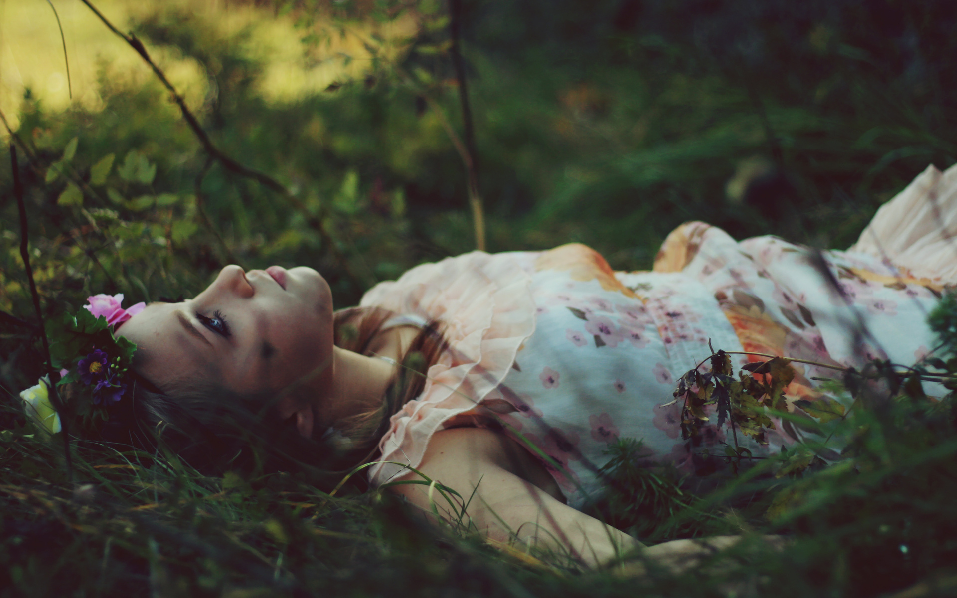 Девушка лежит в лесу