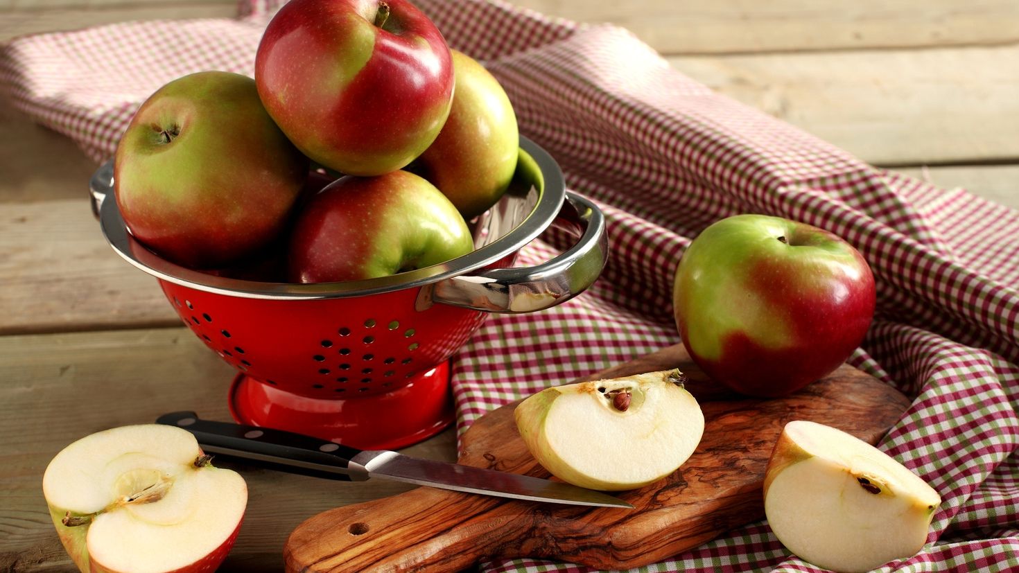 К чему снятся видеть яблоки женщине. Яблоко. Яблоко на столе. Вкусноя яблока. Яблоки обои.