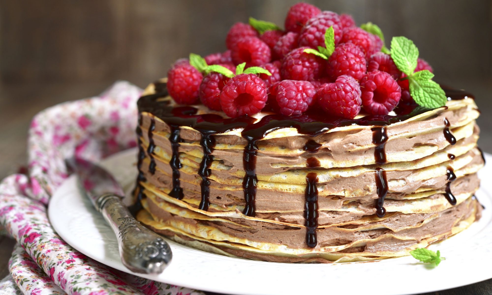 Блинный торт тирамису. Блинный торт. Красивые торты. Торт из блинчиков. Шоколадный блинный торт.