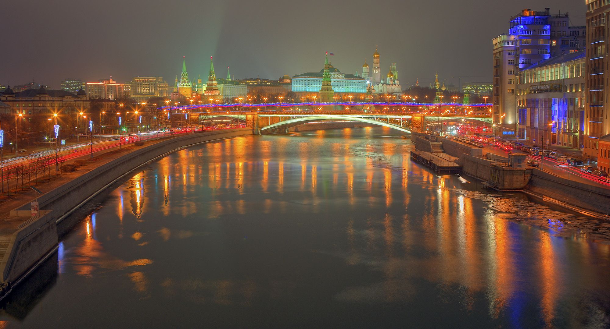 Москва Сити вид с Москвы реки ночью