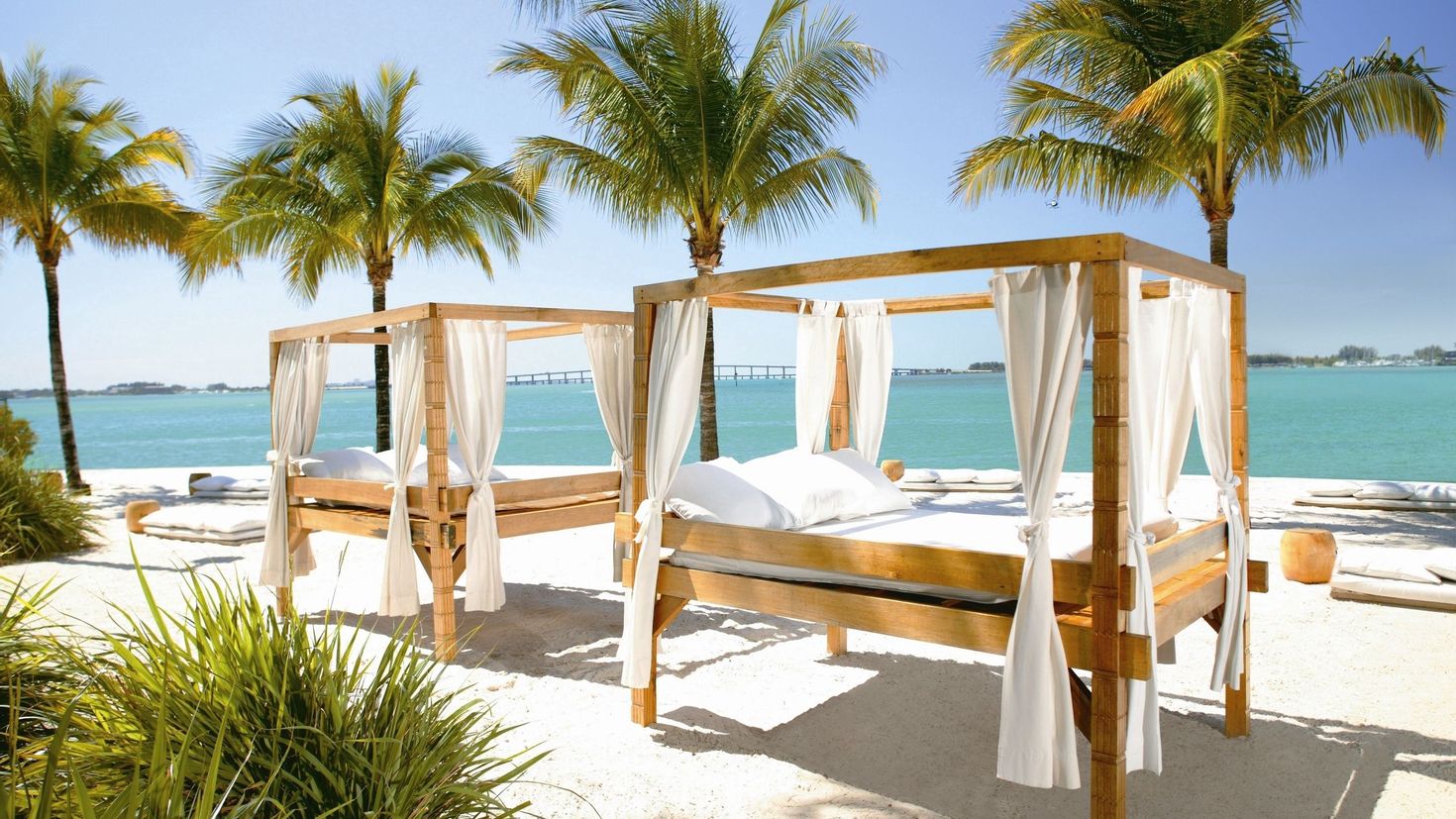балийская кровать на пляже