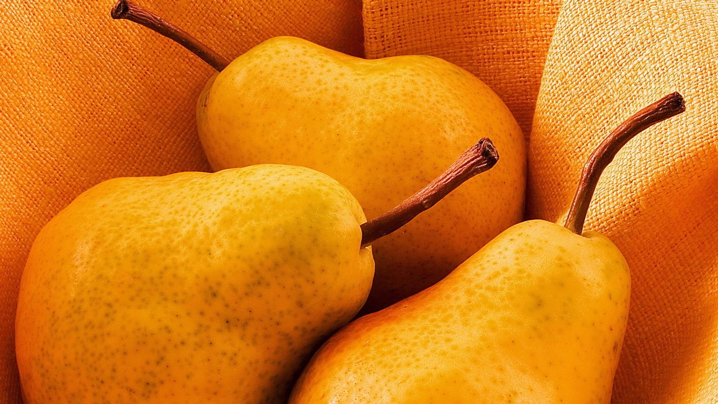 Orange pear. Груша желтая. Оранжевая груша. Сочная груша. Фон для рабочего стола фрукты.