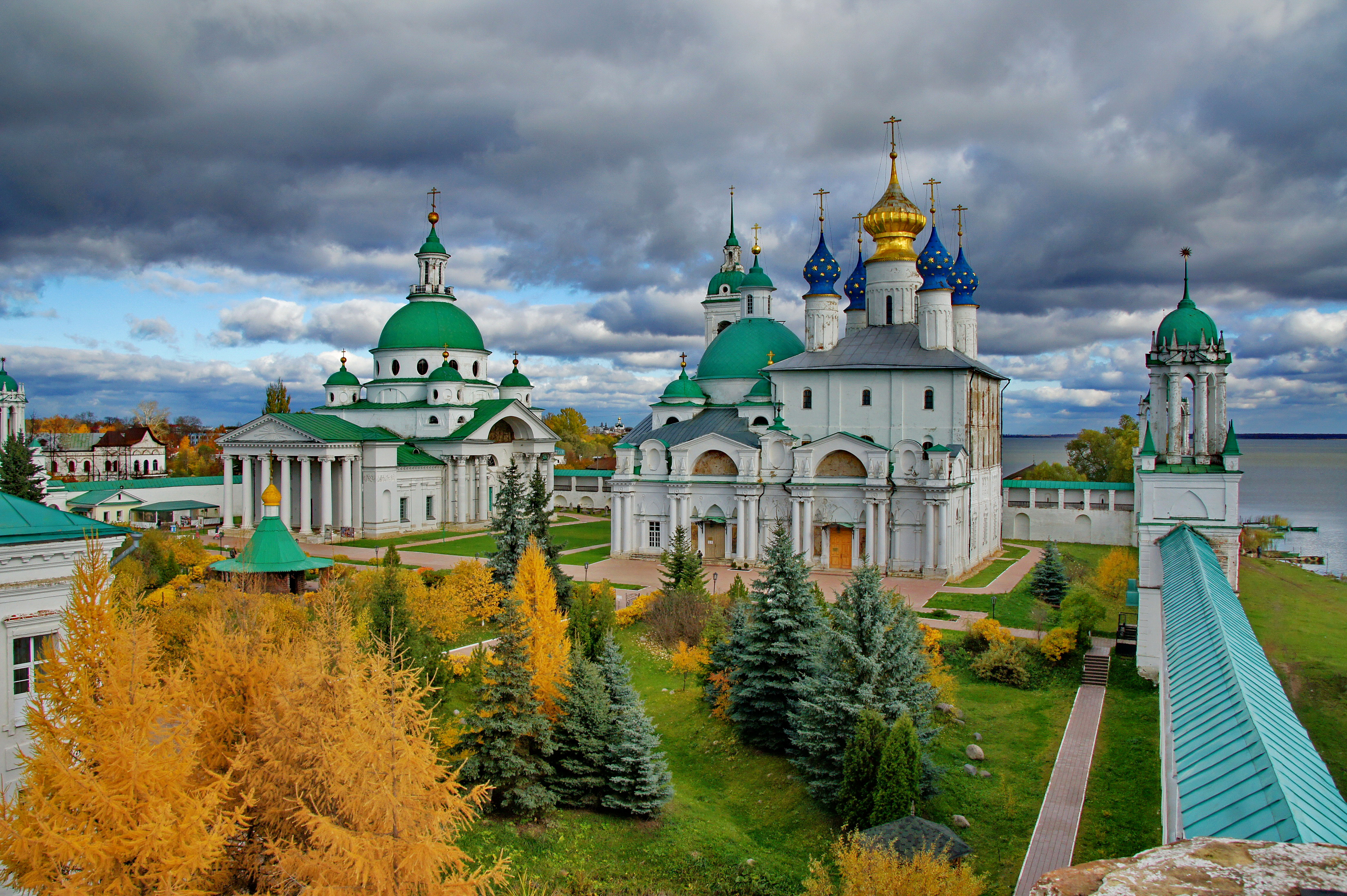 Спасо-Яковлевский монастырь осенью