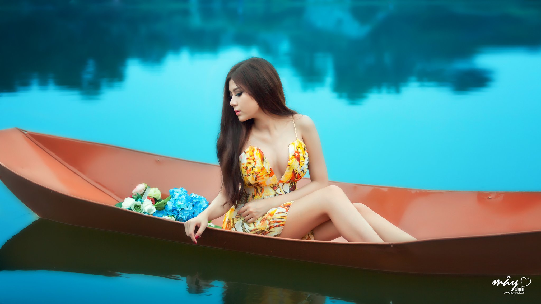 Девочка рай. Красивая девушка в лодке. Фотосессия в лодке. Красивая девушка в лотке. Лодка красотка.