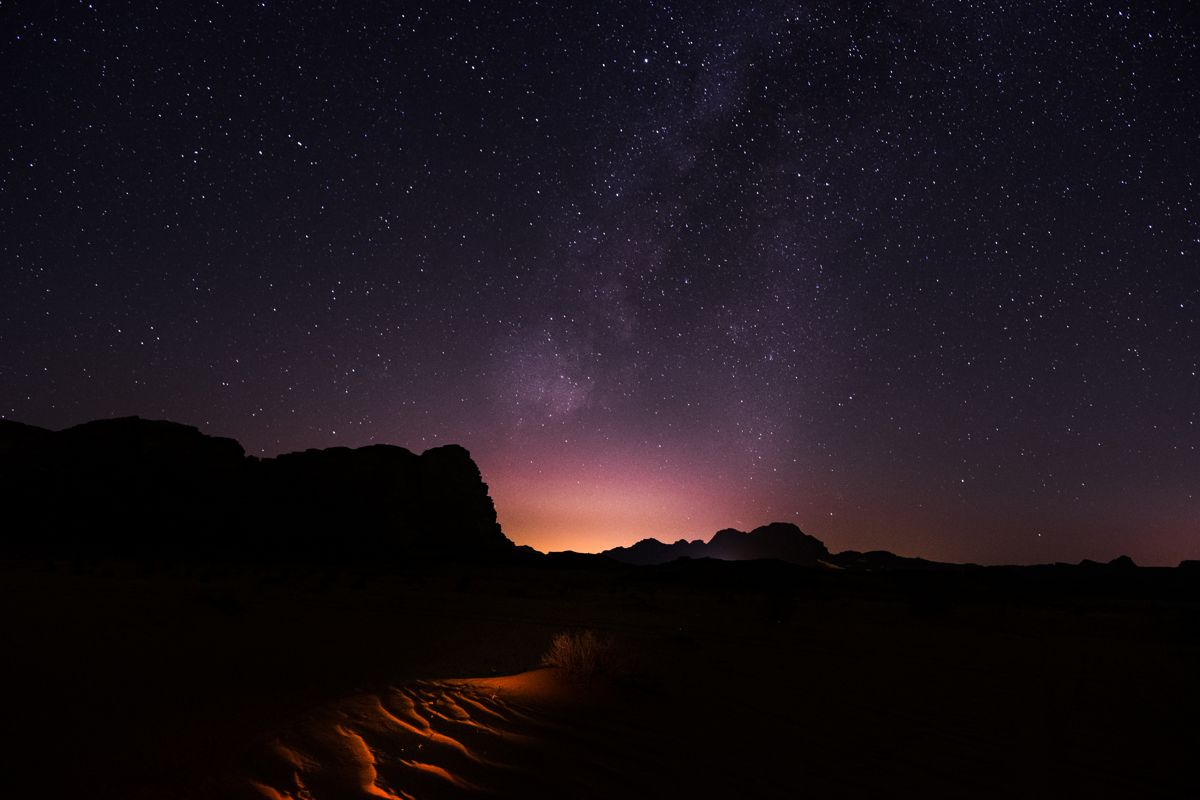 Baixar papel de parede para celular de Noite, Deserto, Céu Estrelado, Wadi Rum, Wadi Ram, Jordânia, Escuro gratuito.