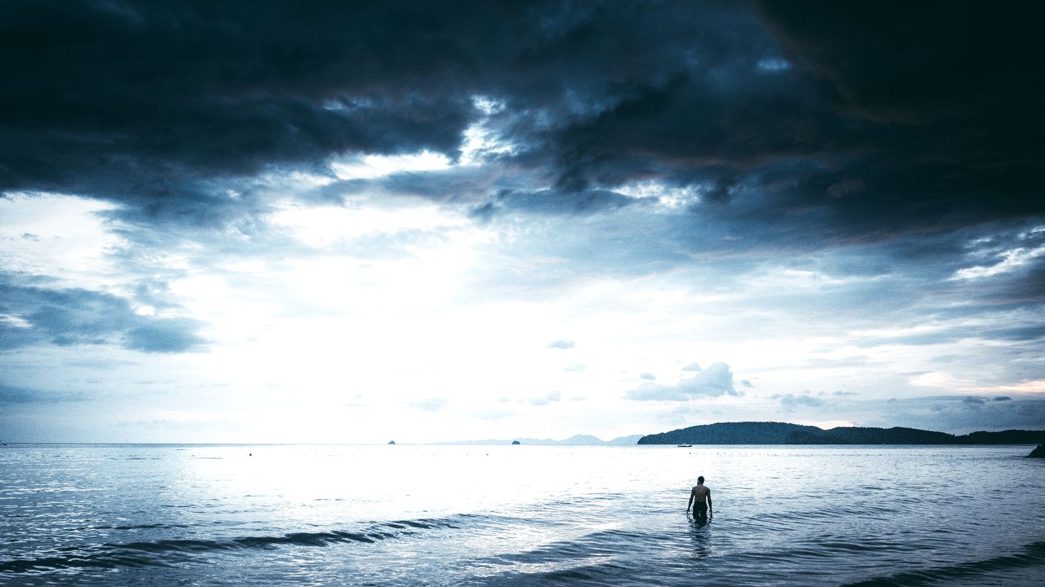 Human sea. Пасмурное море. Море пасмурно. Море волны пасмурно. Overcast Sea.