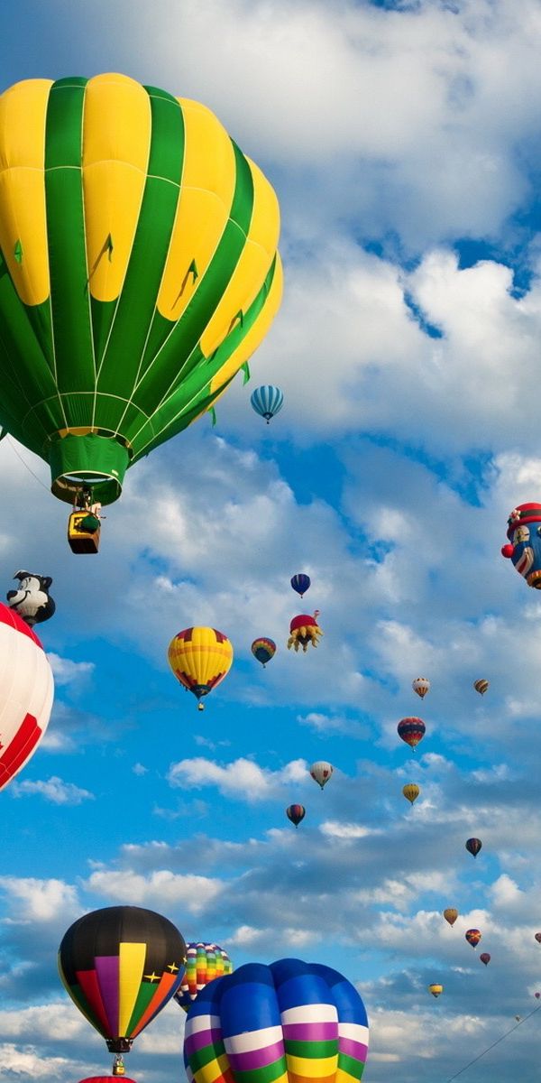 Телефон на воздушном шаре. Воздушный шар. Воздушные шары в небе. Разноцветные воздушные шары в небе. Летающие шары в небе.