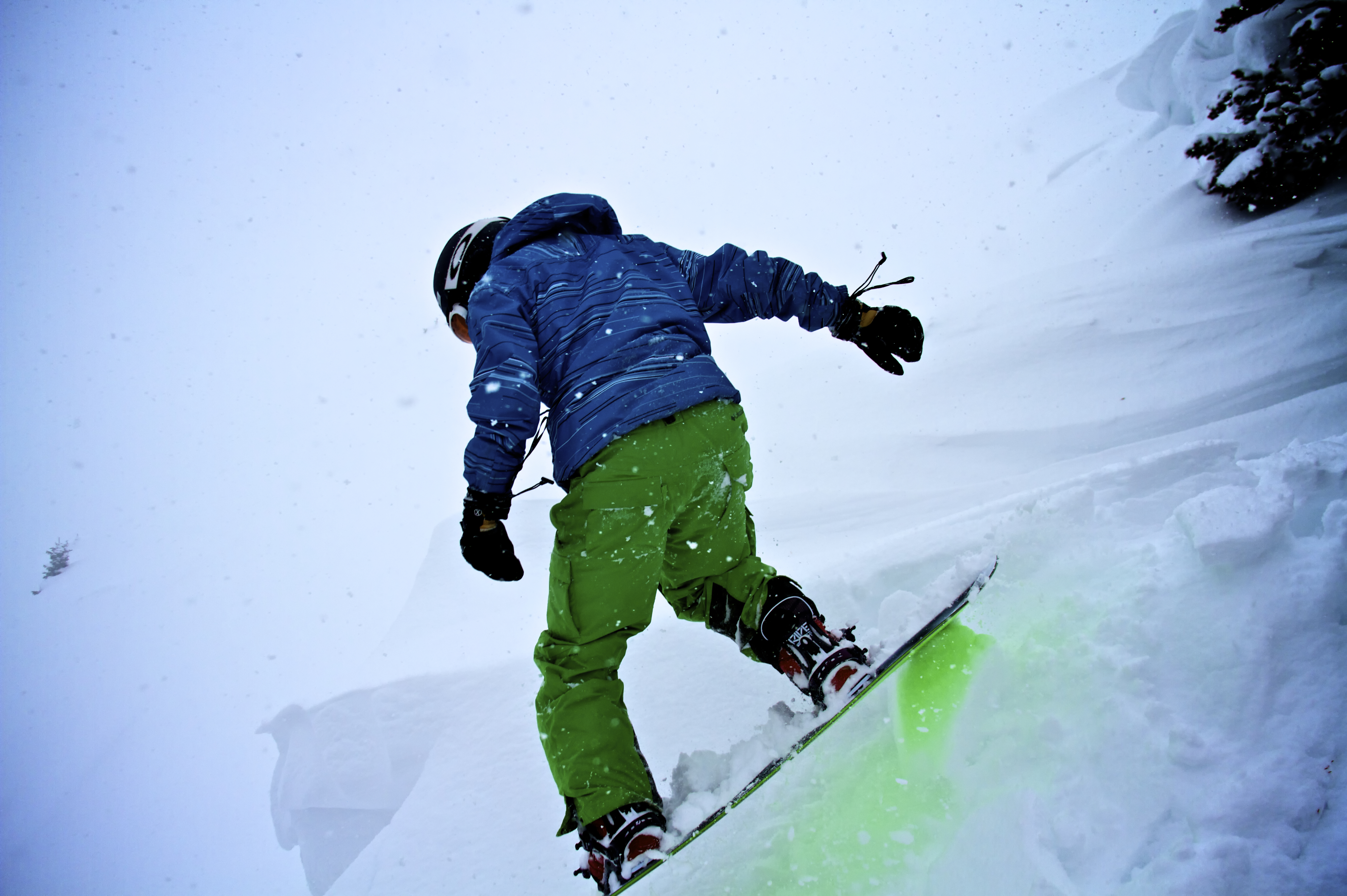 118698 скачать картинку сноубордист, спорт, зима, сноуборд, снегопад - обои и заставки бесплатно