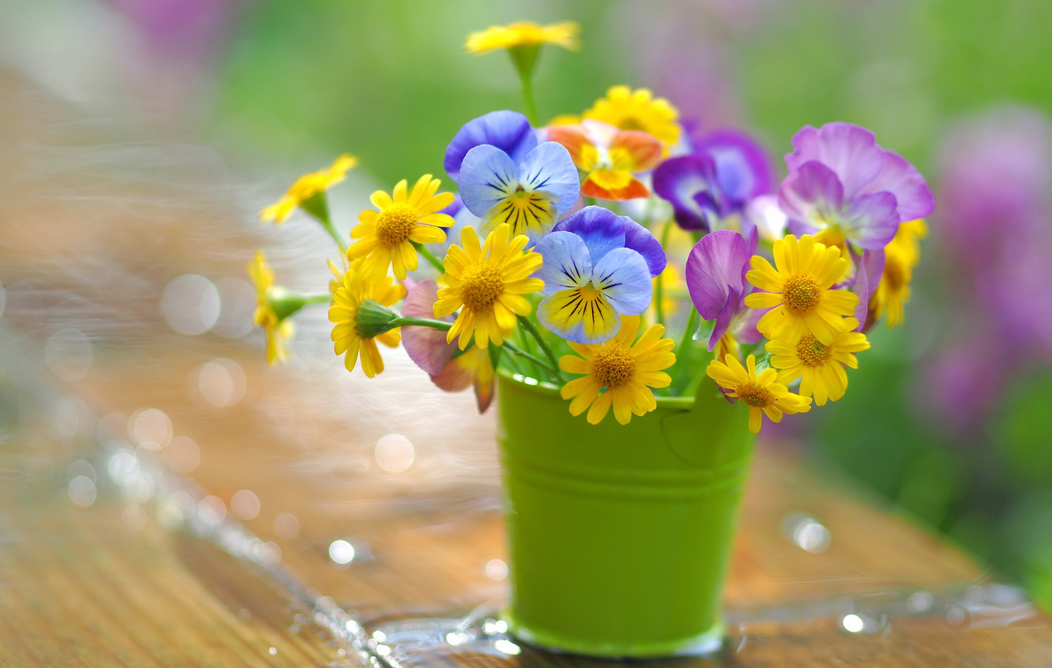 Доброе утро яркие цветы. Летние цветы. Яркое утро цветы. Цветы лето настроение. Цветы на столе.
