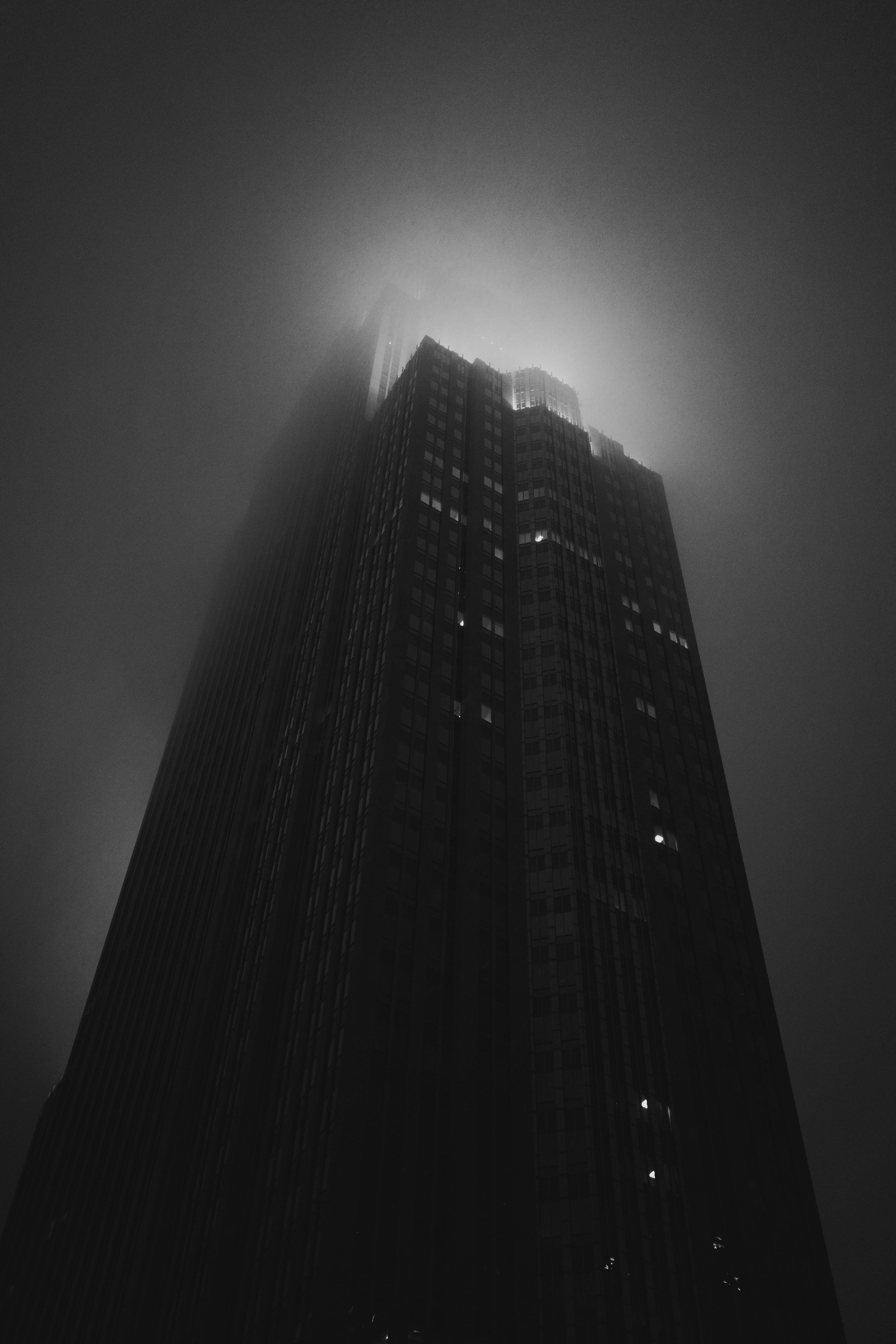109151 скачать картинку чб, темные, небоскреб, туман, здание, башня - обои и заставки бесплатно